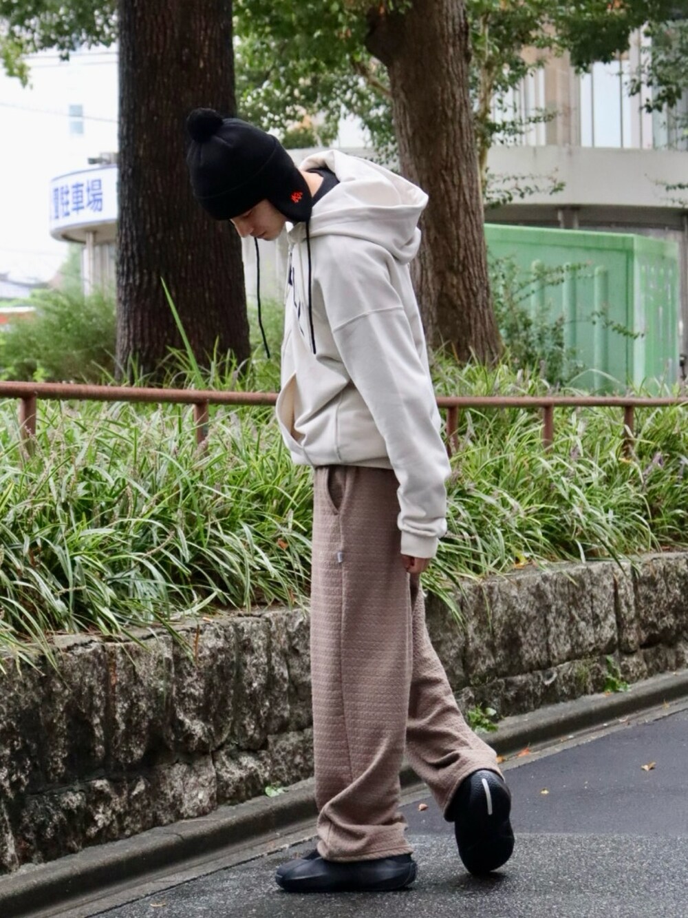 ベージュ系のパーカー、ベージュ系のその他パンツ、ブラック系のTシャツ/カットソーを着用したメンズの秋コーディネートの2枚目の写真