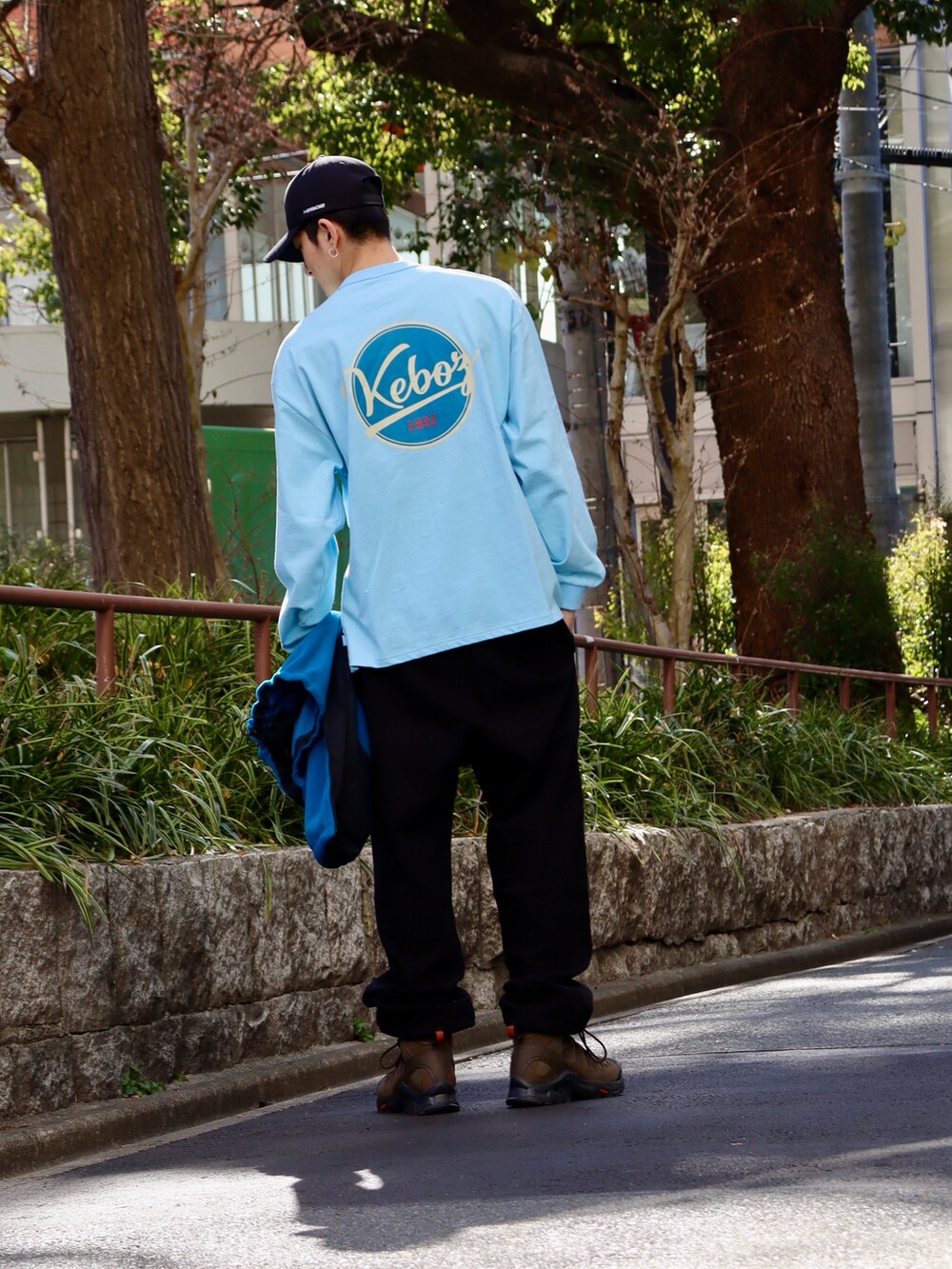 「休日スタイル、カジュアルスタイル、春、お出かけコーデ、ロンT、アウター、春服」｜「KEBOZのMKT CURVED VISOR SNAPBACK CAP（キャップ、ブラック系）」を使った、kouketsutomoyaさん（メンズ・180cm）の冬コーディネートの3枚目の写真