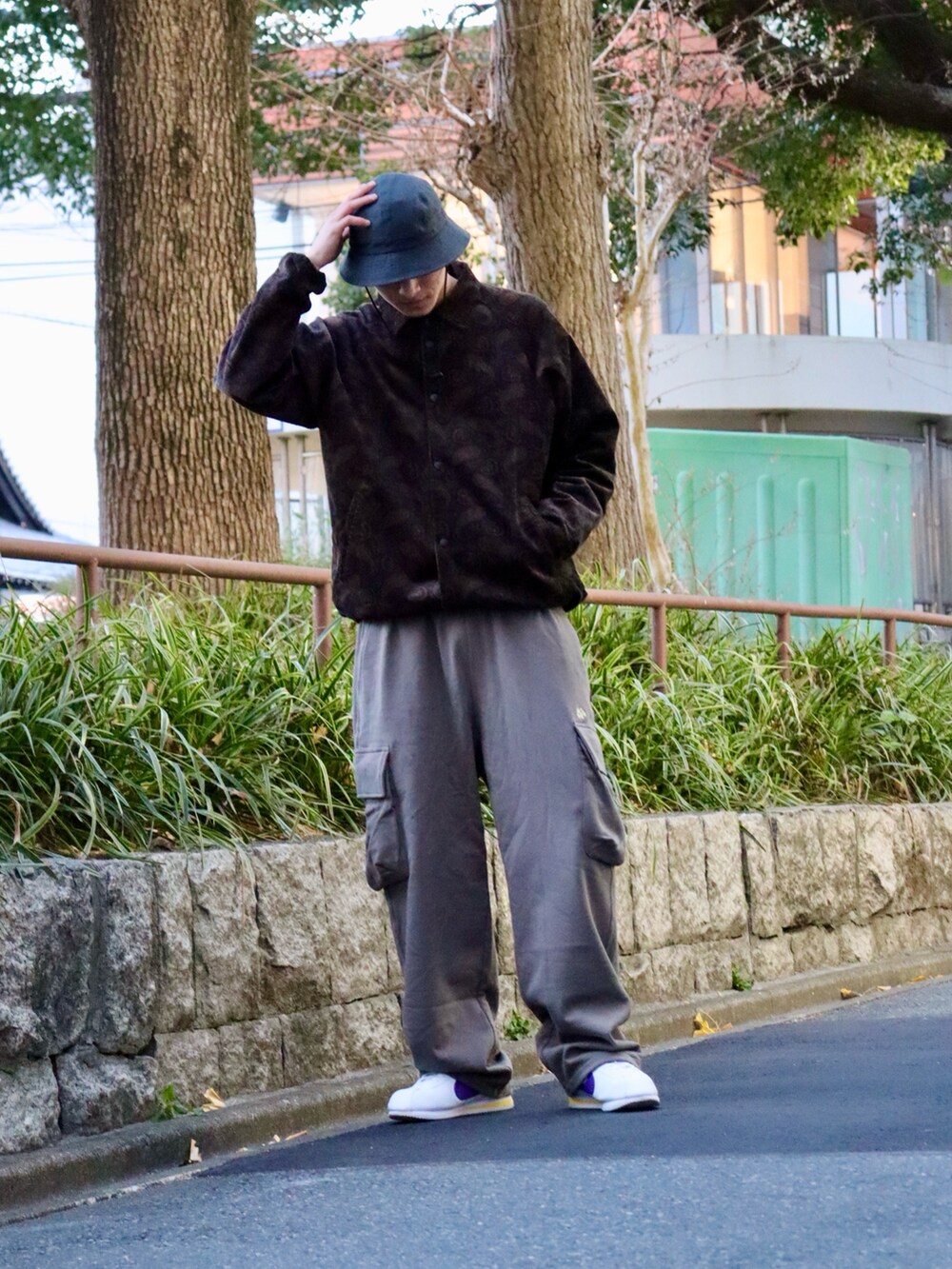 ブラウン系のブルゾン、ブラウン系のスウェットパンツ、グレー系のハットを着用したメンズの冬コーディネートの2枚目の写真