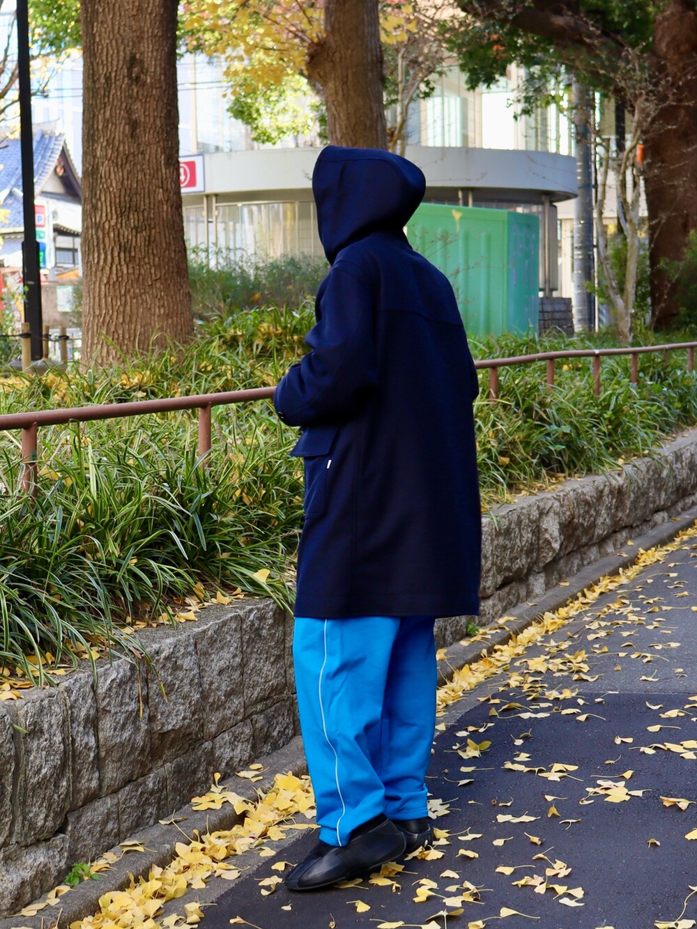 「冬コーデ、ロングコート、クリスマスに着たい服、モノトーンコーデ、冬」｜「KEBOZのDUFFLE COAT（ダッフルコート、ブルー系）」を使った、kouketsutomoyaさん（メンズ・180cm）の冬コーディネートの2枚目の写真
