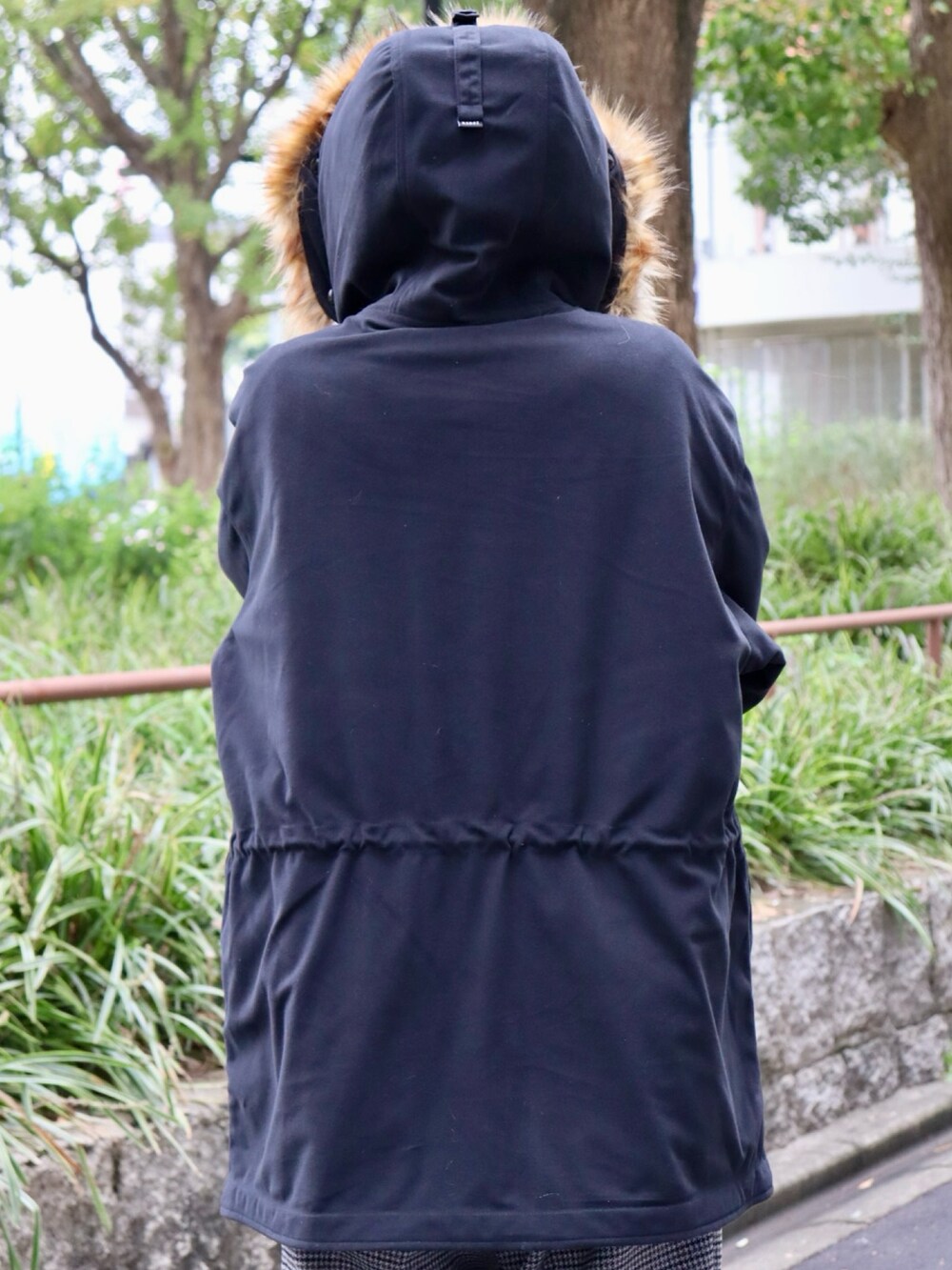 ブラック系のミリタリージャケット、グレー系のその他パンツ、ブラック系のハットを着用したメンズの秋コーディネートの4枚目の写真