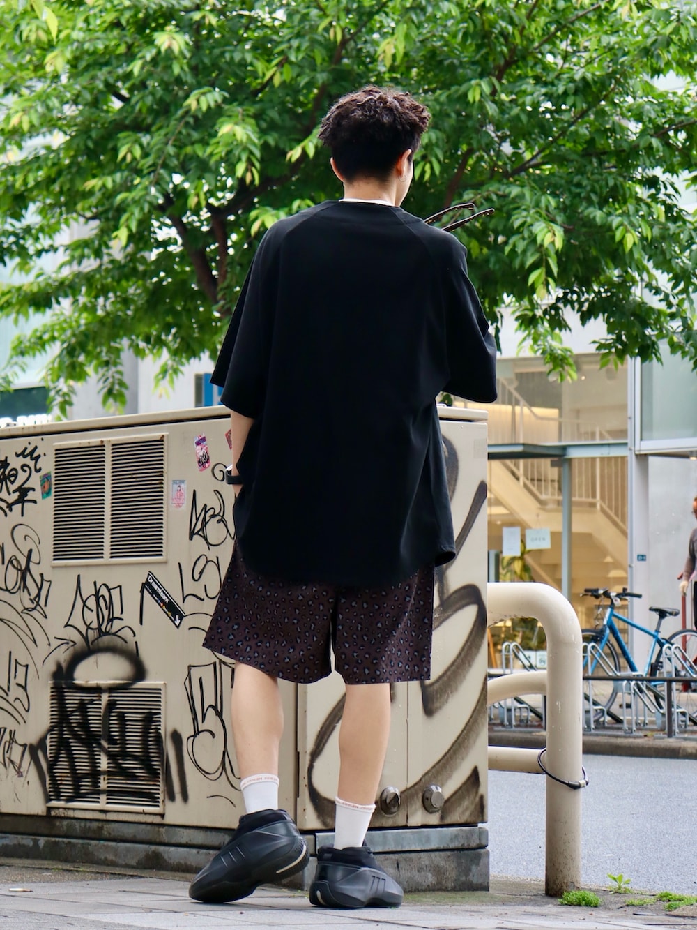 「レイヤードスタイル、大人カジュアル、休日スタイル、シンプルコーデ、オトナカジュアル、メガネ男子、ラフコーデ、モノトーンコーデ、リラックススタイル、シンプルスタイル、春服、夏服、春」｜「KEBOZのEFG TENJIKU BASEBALL JERSEY（シャツ/ブラウス、ブラック系）」を使った、kouketsutomoyaさん（メンズ・180cm）の春コーディネートの2枚目の写真