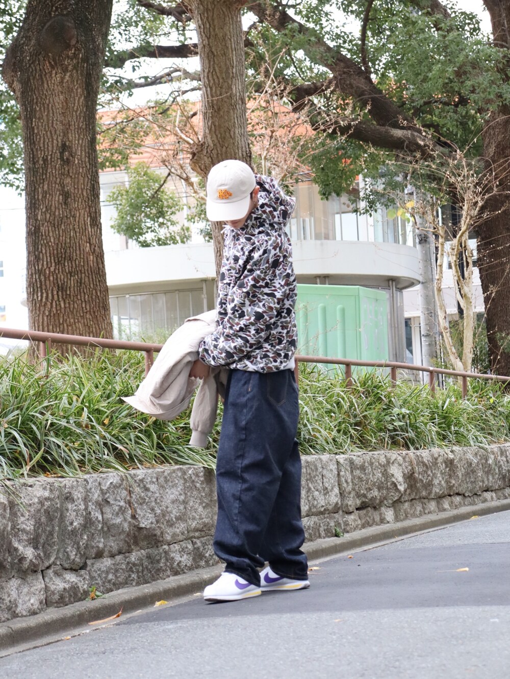 その他のパーカー、ベージュ系のブルゾン、ベージュ系のキャップを着用したメンズの冬コーディネートの3枚目の写真