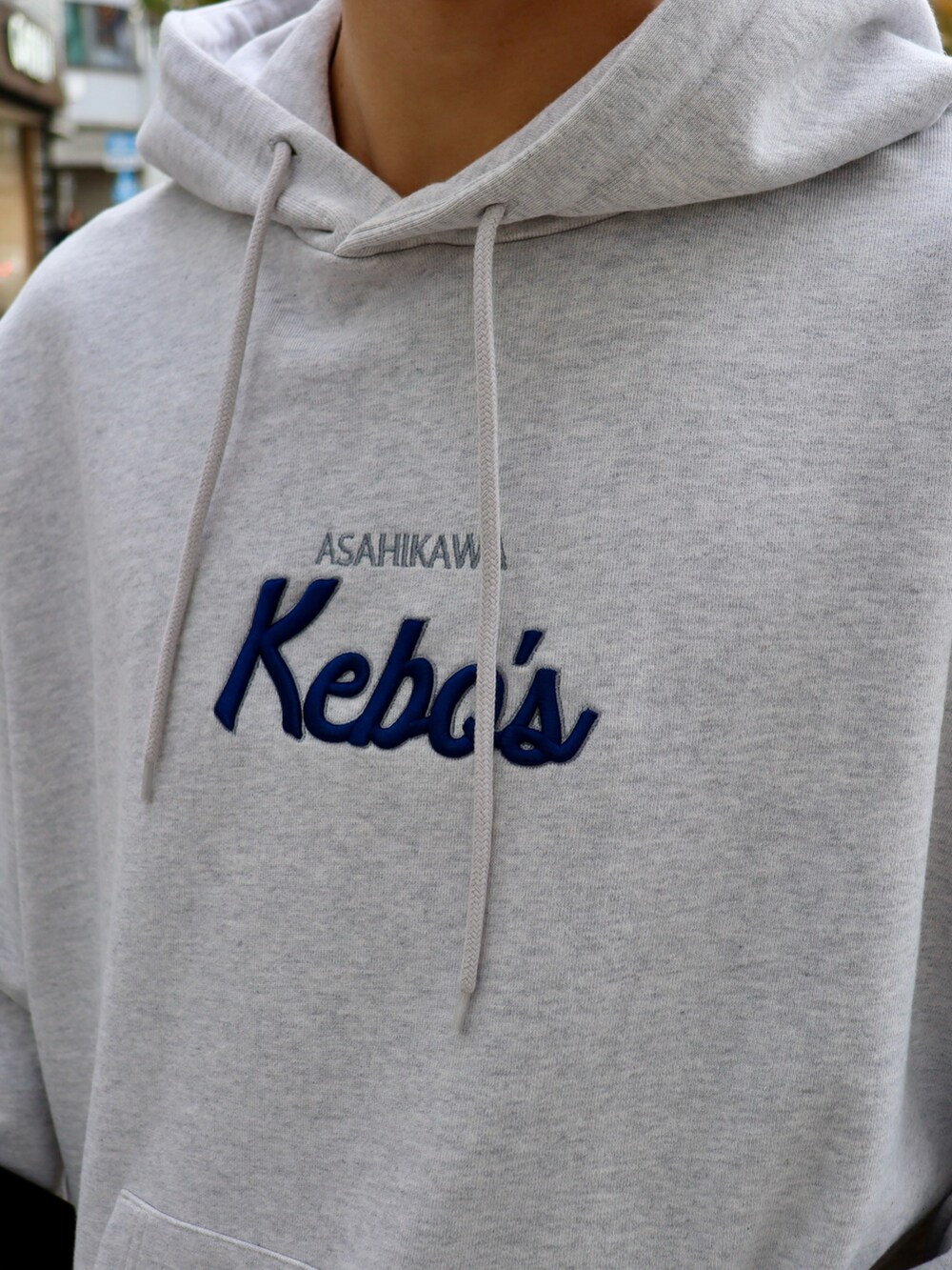 グレー系のパーカー、グレー系のスウェットパンツ、ブラック系のスタジャンを着用したメンズの冬コーディネートの4枚目の写真