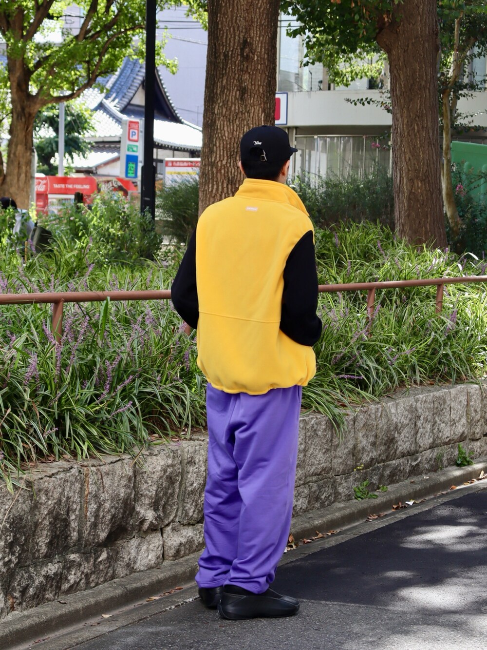 「ベスト、秋コーデ、秋服、ゆったり」｜「KEBOZのFLEECE VEST（ベスト、イエロー系）」を使った、kouketsutomoyaさん（メンズ・180cm）の秋コーディネートの2枚目の写真