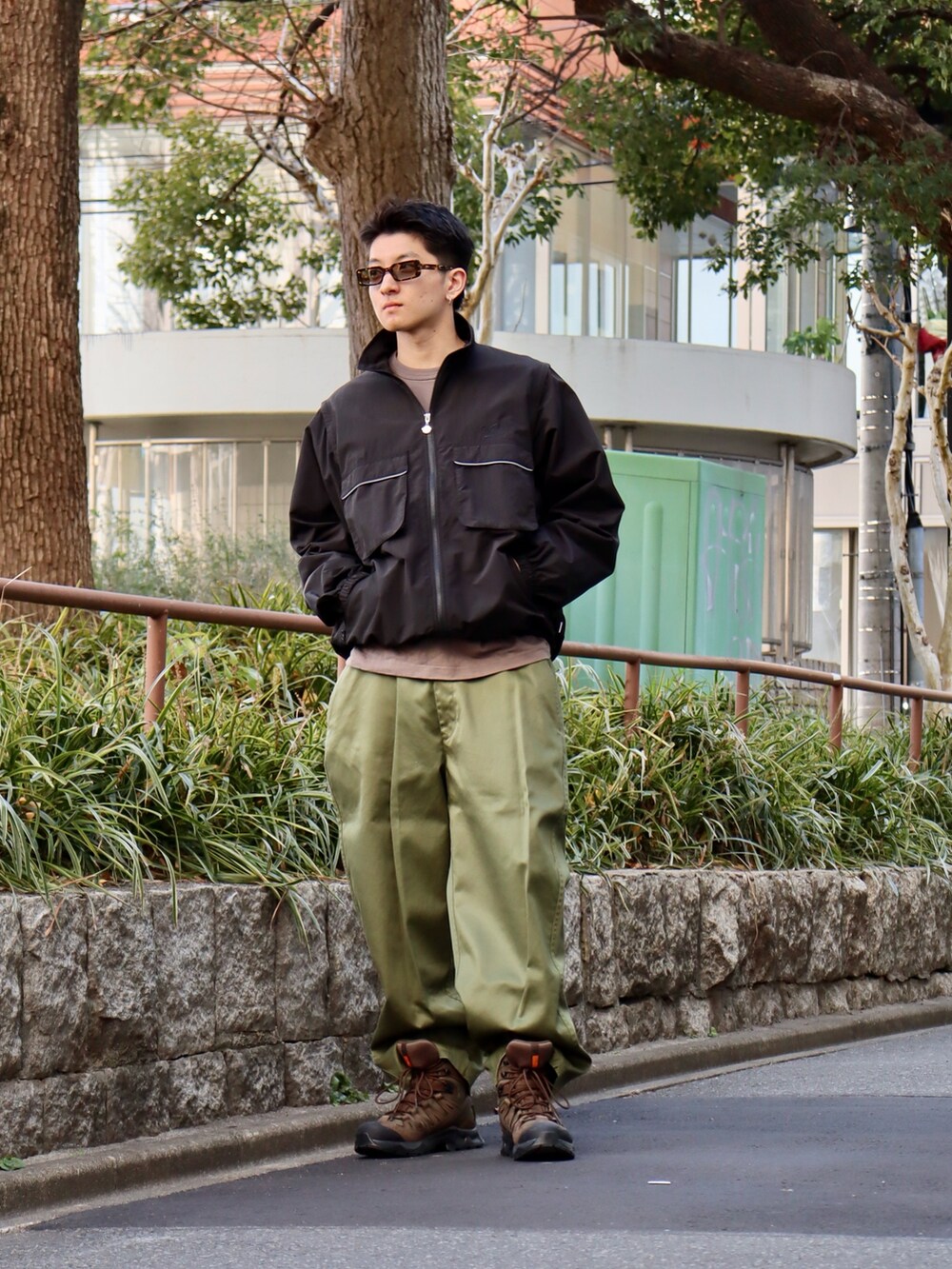「春色、メガネ男子、今日のコーデ、かんたん！着回しコーデ術、お出かけコーデ、オトナカジュアル、カジュアルコーデ、春服コーデ、ジャケットスタイル、春、モノトーン、ストリートコーデ」｜「KEBOZのSUPPLEX CONVERTIBLE JACKET 25SS（ナイロンジャケット、ブラック系）」を使った、kouketsutomoyaさん（メンズ・180cm）の冬コーディネートの3枚目の写真