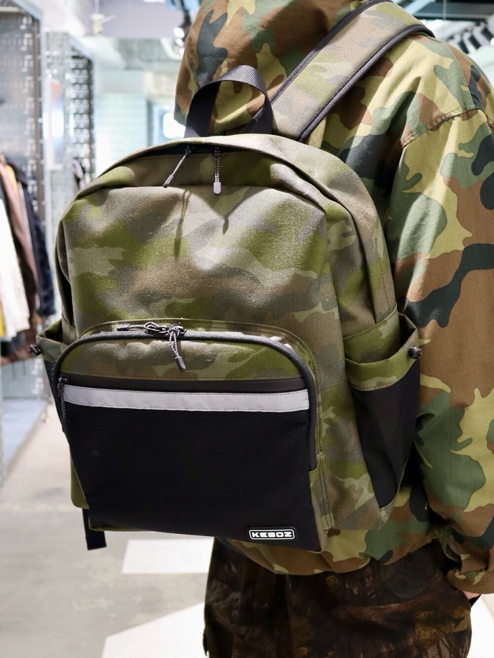「今日のコーデ、メンズファッション、ストリートコーデ、カジュアルコーデ、大人ファッション、春、フーディー」｜「KEBOZのKRME CORDURA BACKPACK（バックパック/リュック、その他）」を使った、kouketsutomoyaさん（メンズ・180cm）の冬コーディネートの5枚目の写真