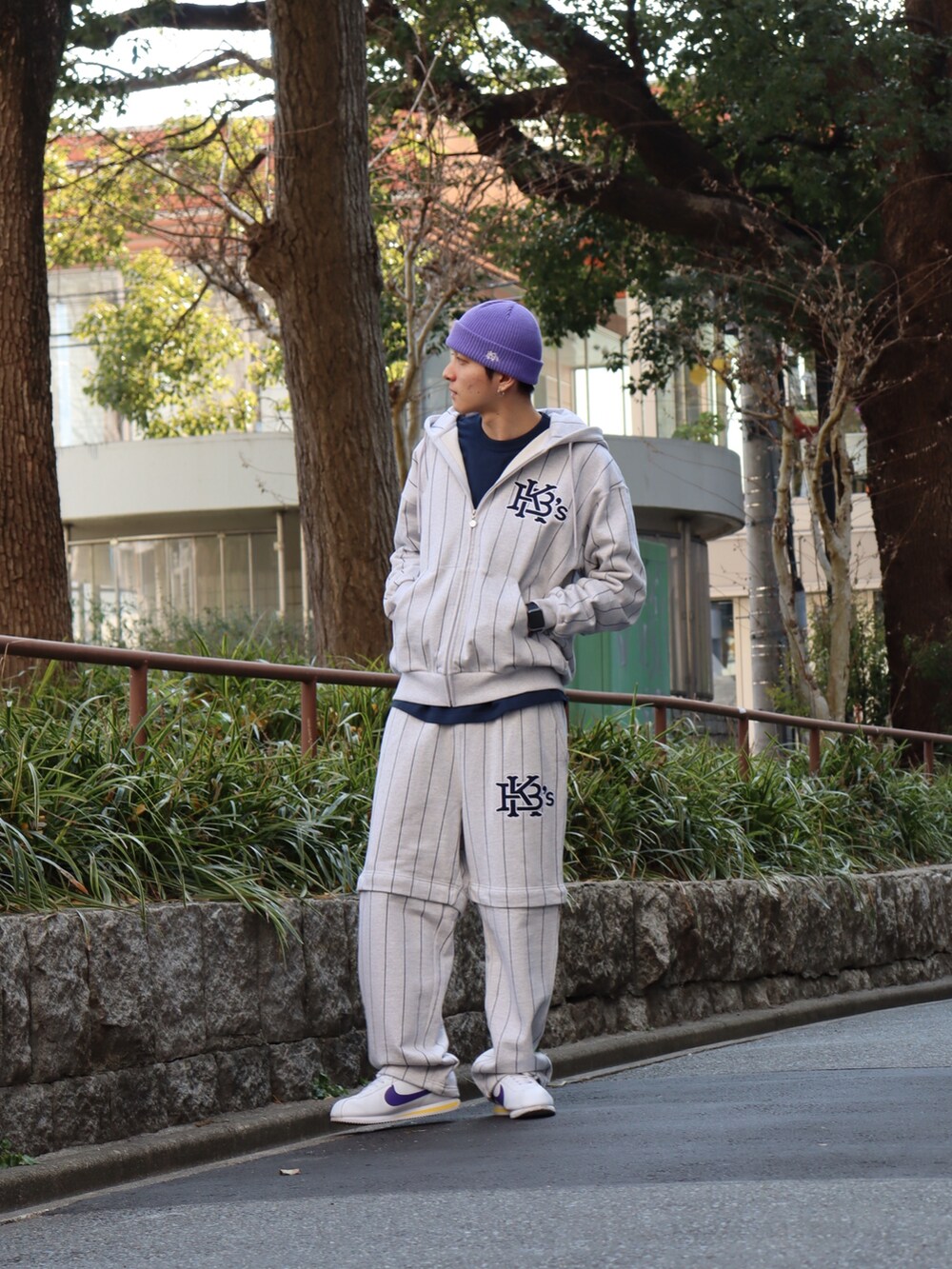 「チェックパンツ、カジュアルコーデ、スウェットパンツ、ストリートコーデ、スウェット」｜「KEBOZのEFG COTTON BEANIE（ニットキャップ/ビーニー、パープル系）」を使った、kouketsutomoyaさん（メンズ・180cm）の冬コーディネートの2枚目の写真