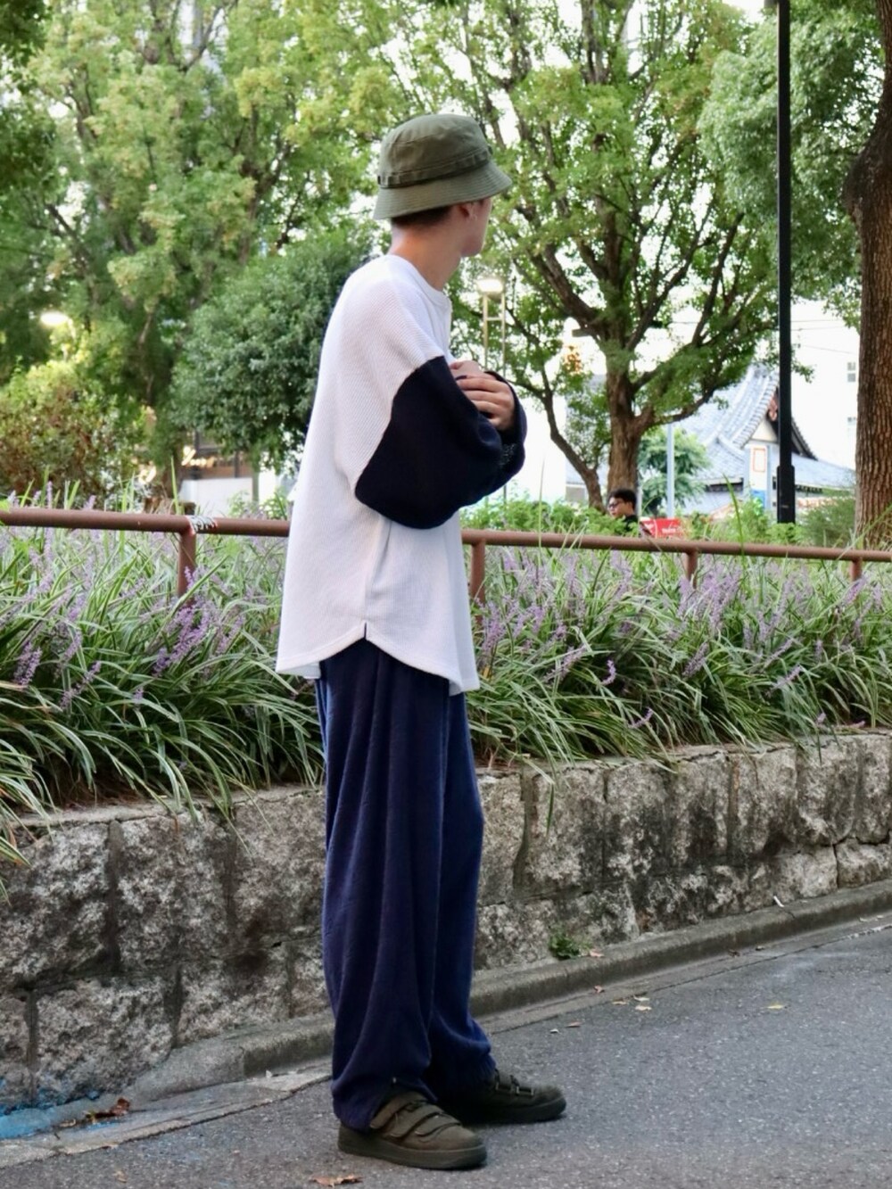 ホワイト系のTシャツ/カットソー、ブルー系のその他パンツを着用したメンズの秋コーディネートの2枚目の写真