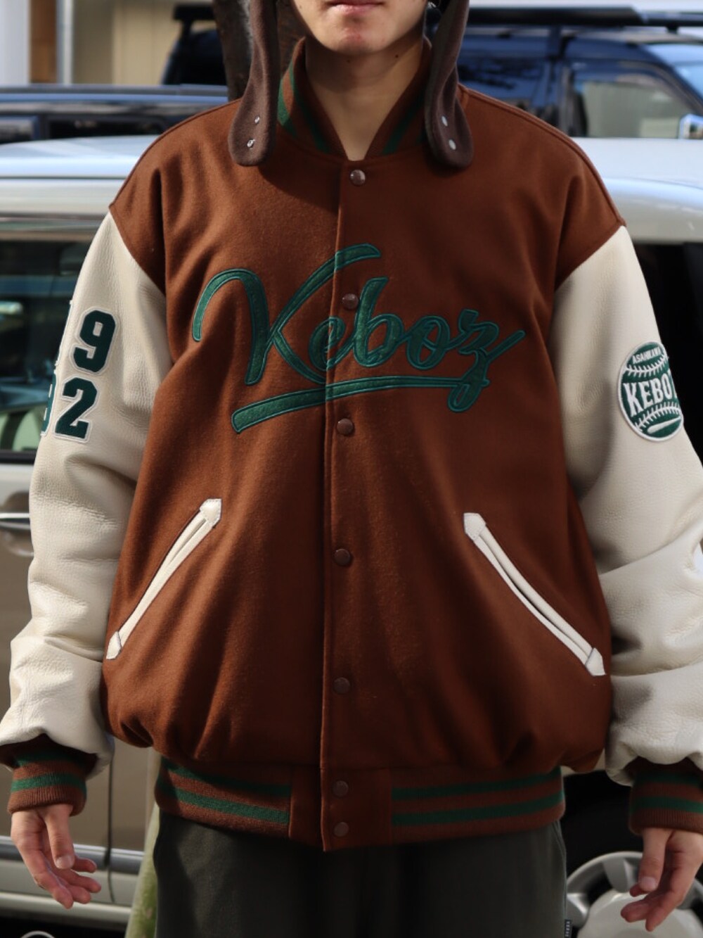 ブラウン系のスタジャン、グリーン系のスウェットパンツ、ブラウン系のハットを着用したメンズの秋コーディネートの4枚目の写真