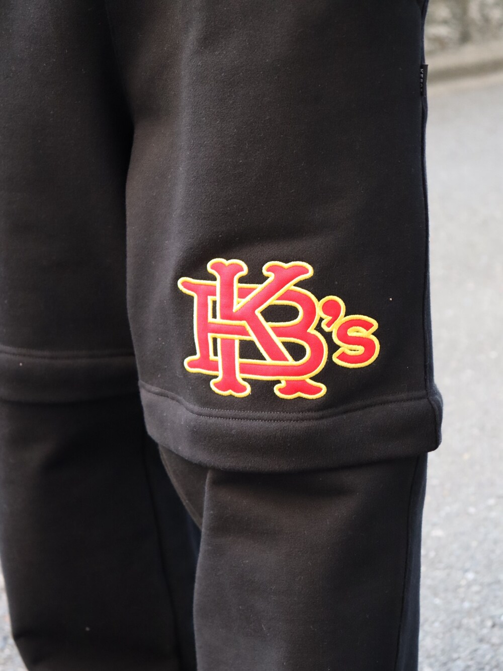 「休日スタイル、キャップ、春服、ストリートコーデ、春、ストリート、ブラック」｜「KEBOZのEFG 6 PANNEL CAP（キャップ、ベージュ系）」を使った、kouketsutomoyaさん（メンズ・180cm）の冬コーディネートの4枚目の写真