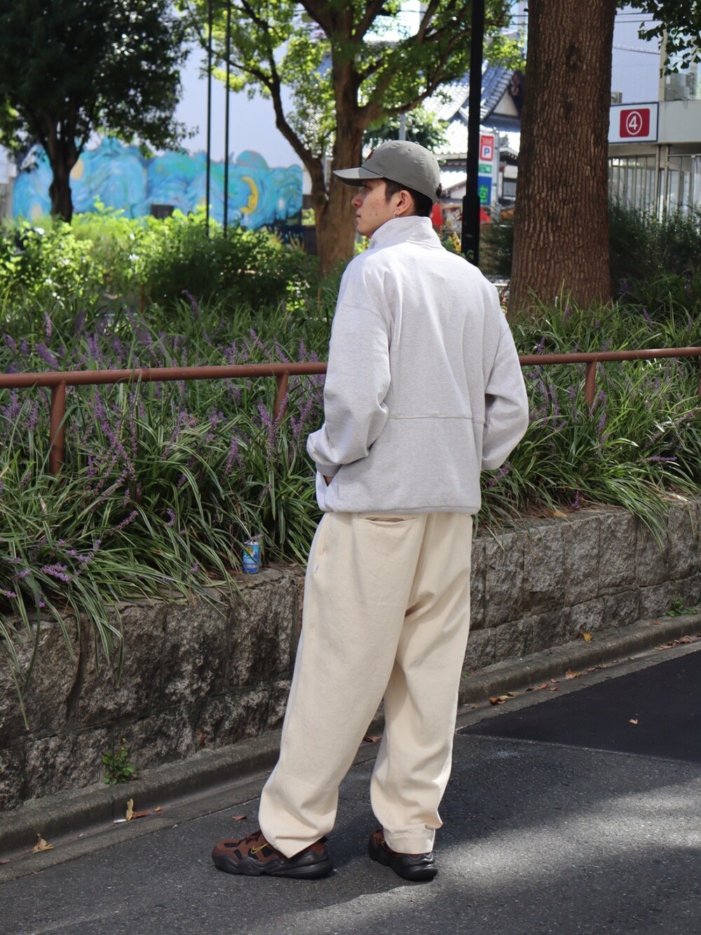 「淡色コーデ、オトナカジュアル、秋のコーデ」｜「KEBOZのPIPING HALF ZIP SWEAT PULLOVER（スウェット、グレー系）」を使った、kouketsutomoyaさん（メンズ・180cm）の秋コーディネートの3枚目の写真