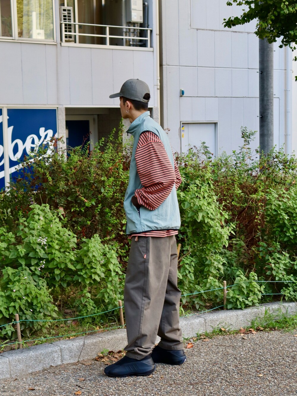 グリーン系のTシャツ/カットソー、グリーン系のチノパンツ、グリーン系のキャップを着用したメンズの秋コーディネートの2枚目の写真