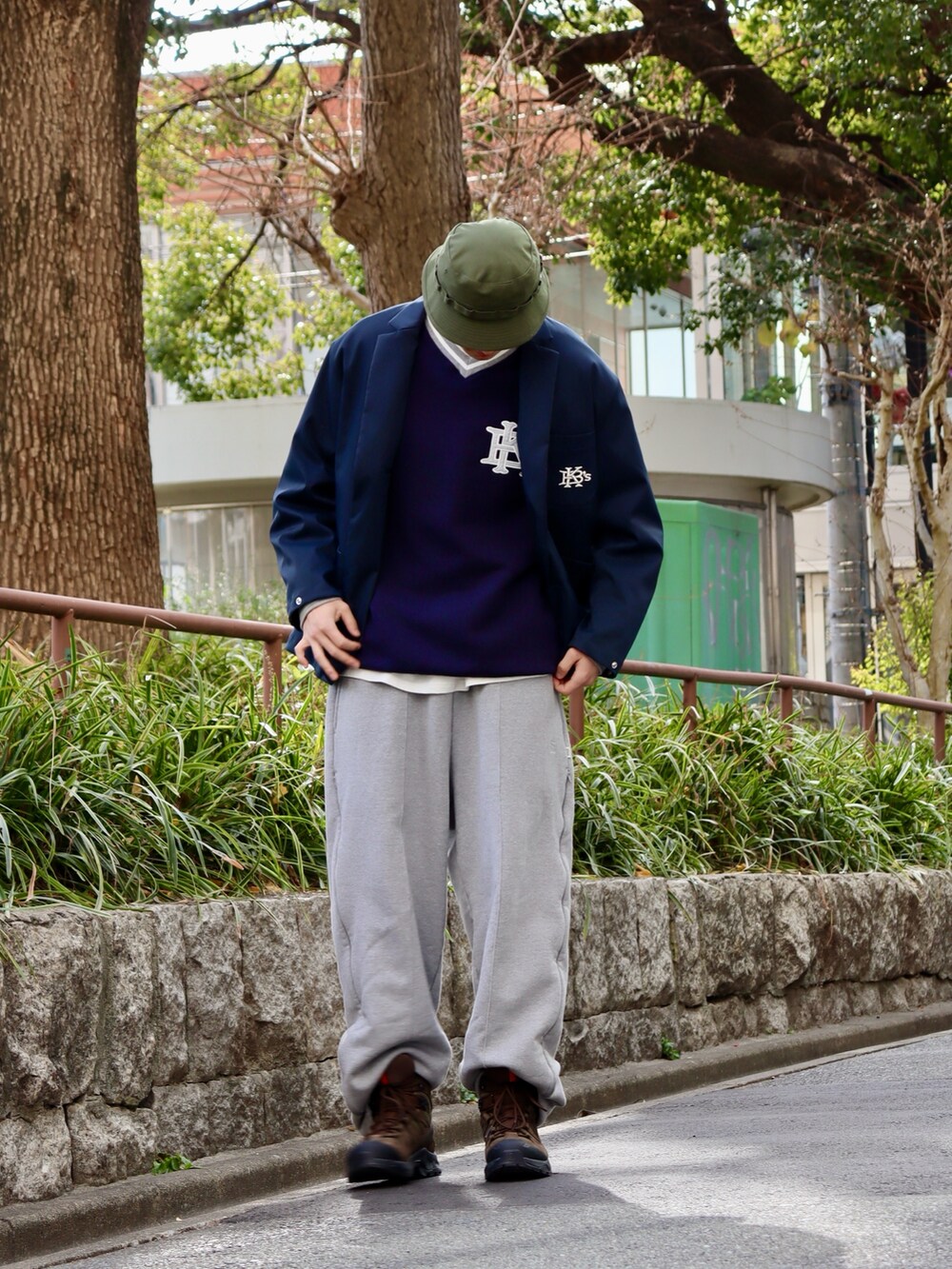 「休日スタイル、カジュアルスタイル、春、ベーシック/トラッド、キレイめカジュアル、春服、お出かけコーデ、ロンT、春アウター、春服コーデ、トレンド」｜「KEBOZのFKB JUNGLE HAT（ハット、グリーン系）」を使った、kouketsutomoyaさん（メンズ・180cm）の冬コーディネートの2枚目の写真