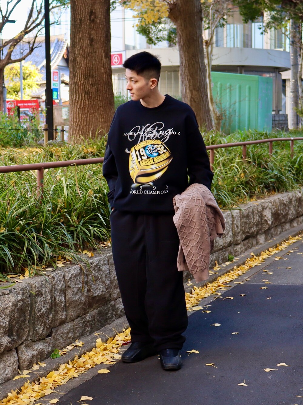 ブラック系のスウェット、ブラウン系のカーディガン/ボレロ、ブラック系のその他パンツを着用したメンズの冬コーディネートの3枚目の写真