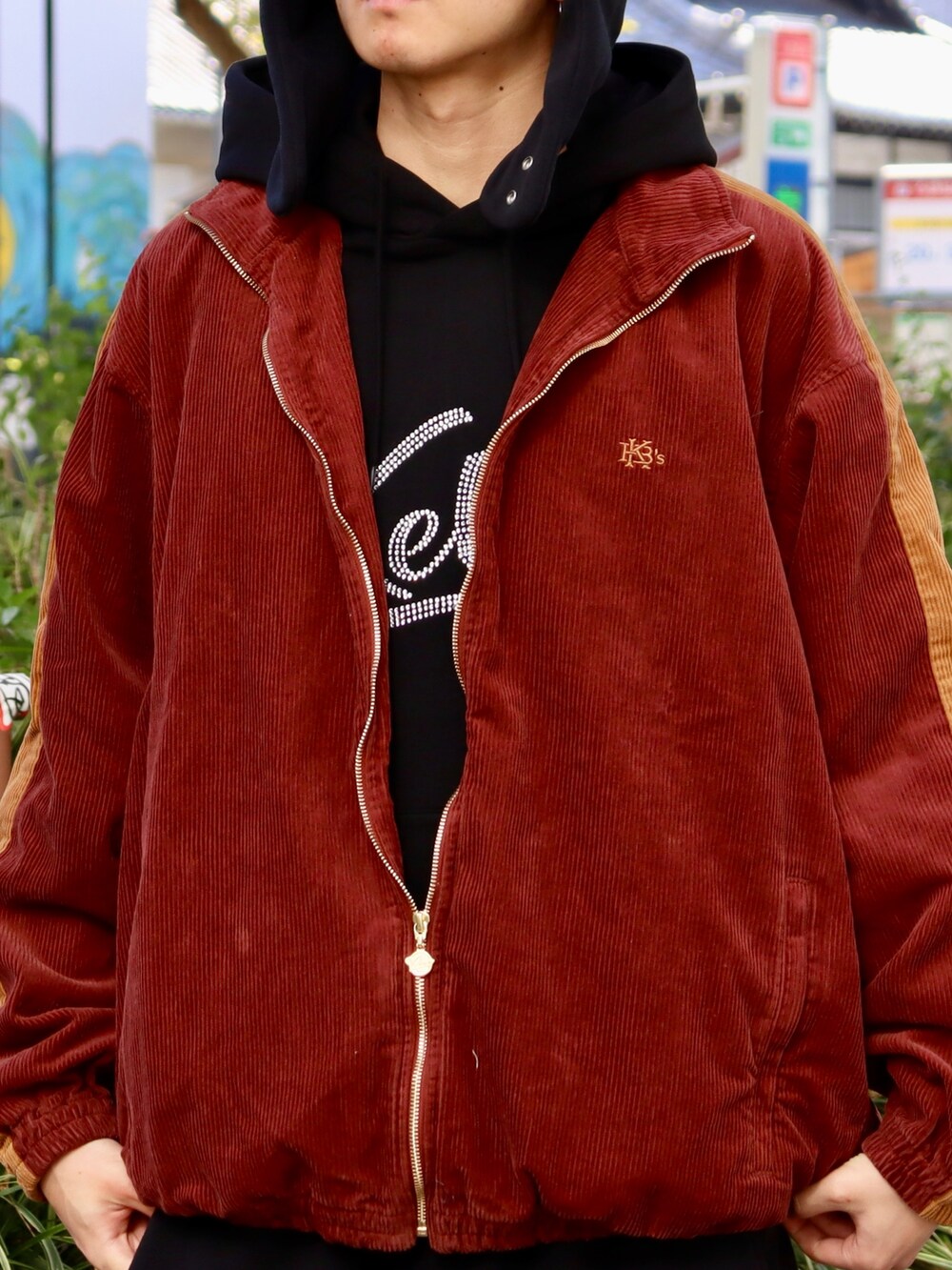 「冬アウター、お出かけコーデ、秋冬コーデ、ストリートコーデ、冬コーデ」｜「KEBOZのCORDUROY TRACK JACKET（その他アウター、レッド系）」を使った、kouketsutomoyaさん（メンズ・180cm）の冬コーディネートの3枚目の写真