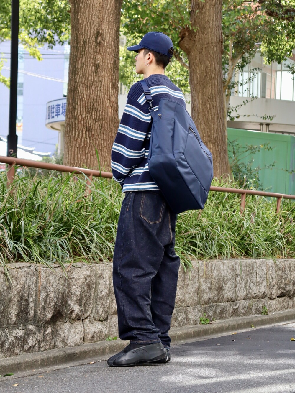 ブルー系のニット/セーター、ブルー系のキャップを着用したメンズの冬コーディネートの2枚目の写真