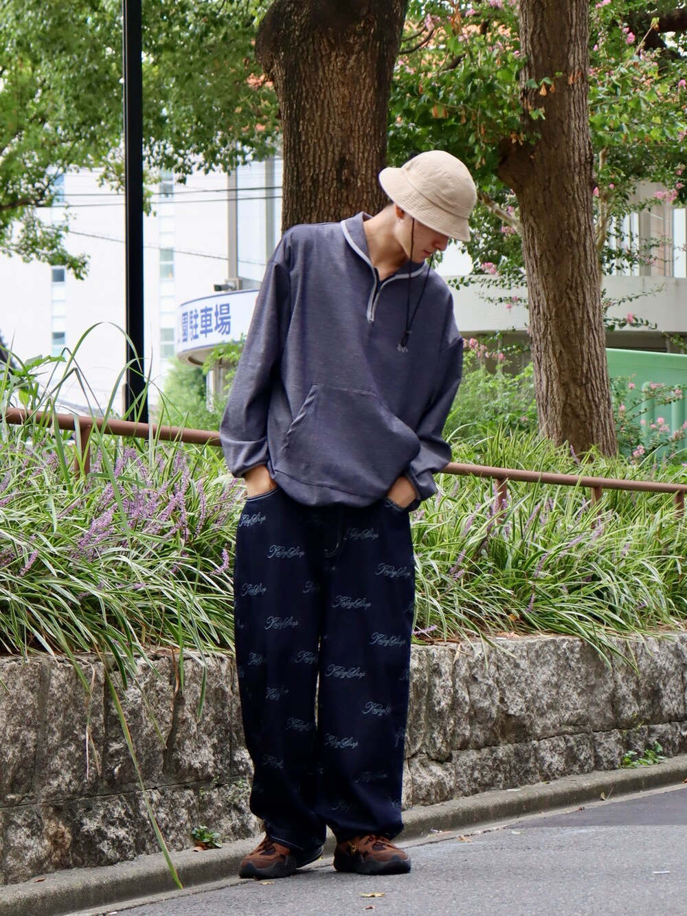 ブルー系のその他アウター、ブルー系のデニムパンツ、ベージュ系のハットを着用したメンズの秋コーディネートの2枚目の写真