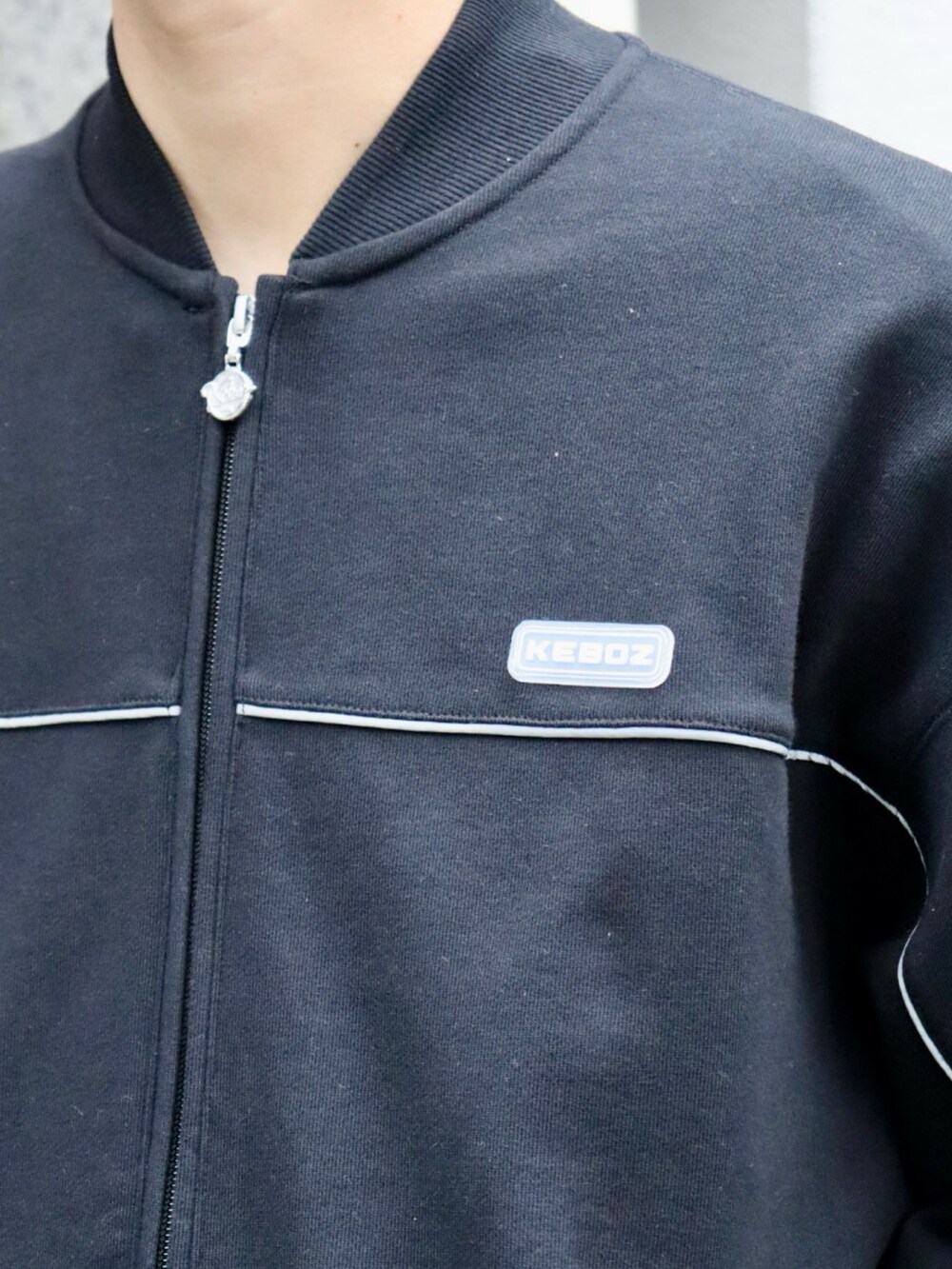 「モノトーン、キャップ、冬、秋冬コーデ、休日スタイル、秋服」｜「KEBOZのKAC WAPPEN SWEAT VARSITY JACKET（スタジャン、ブラック系）」を使った、kouketsutomoyaさん（メンズ・180cm）の冬コーディネートの3枚目の写真