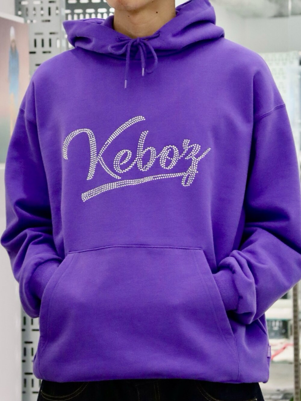 パープル系のパーカーを着用したメンズの冬コーディネートの3枚目の写真