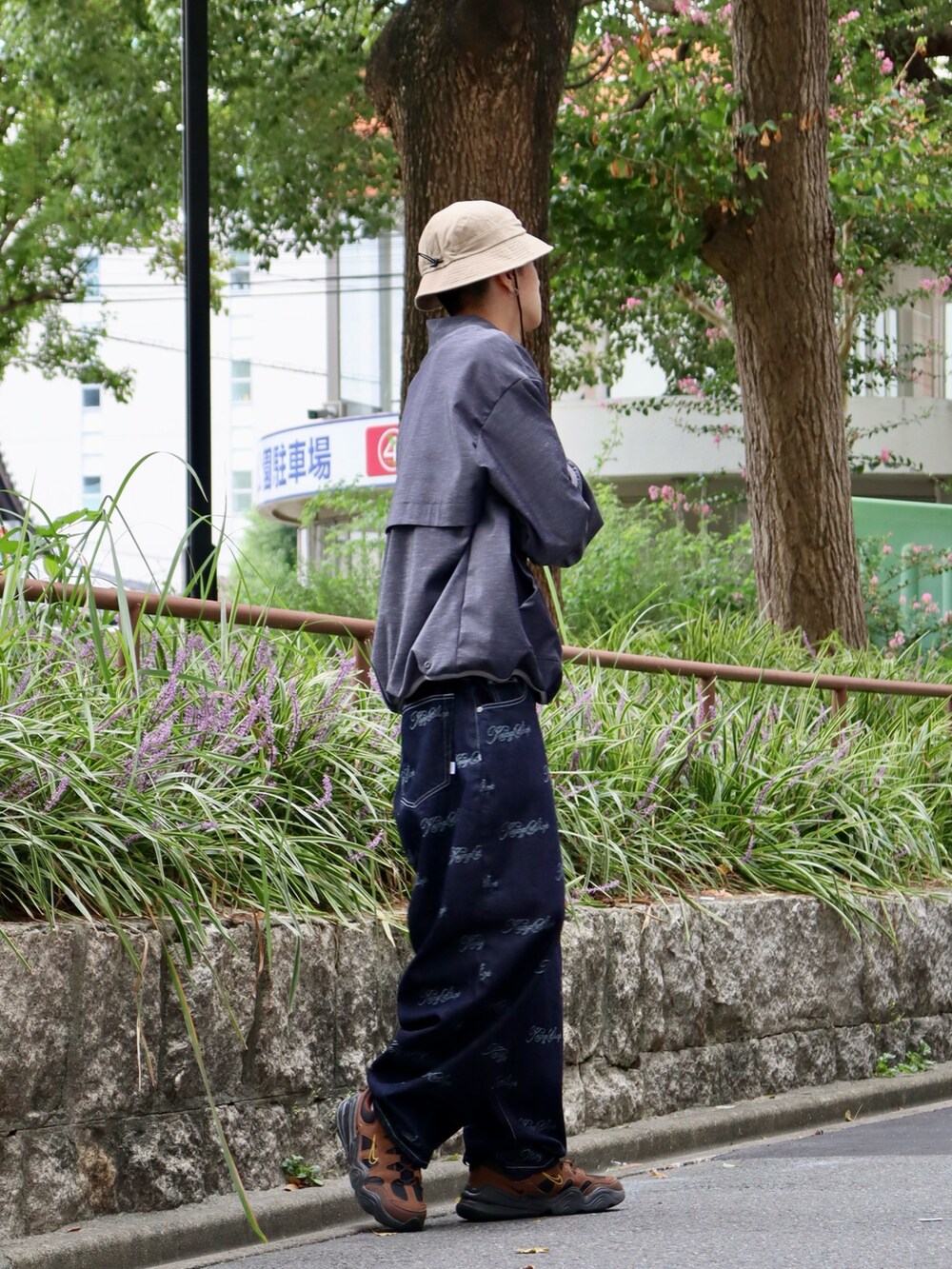 ブルー系のその他アウター、ブルー系のデニムパンツ、ベージュ系のハットを着用したメンズの秋コーディネートの3枚目の写真