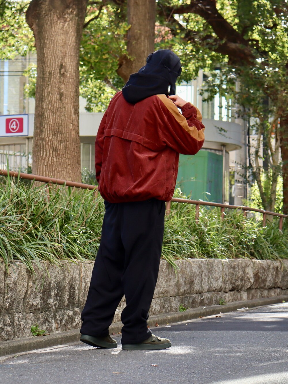 「冬アウター、お出かけコーデ、秋冬コーデ、ストリートコーデ、冬コーデ」｜「KEBOZのCORDUROY TRACK JACKET（その他アウター、レッド系）」を使った、kouketsutomoyaさん（メンズ・180cm）の冬コーディネートの2枚目の写真