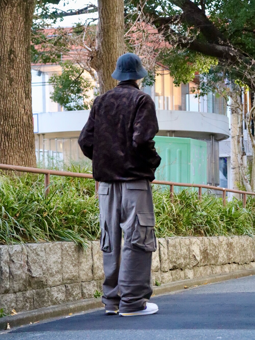 ブラウン系のブルゾン、ブラウン系のスウェットパンツ、グレー系のハットを着用したメンズの冬コーディネートの3枚目の写真