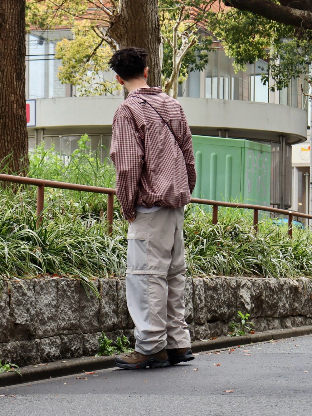 レッド系のブルゾン、グレー系のTシャツ/カットソー、ベージュ系のその他パンツを着用したメンズの春コーディネートの3枚目の写真