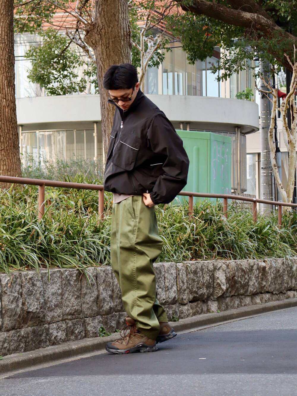「春色、メガネ男子、今日のコーデ、かんたん！着回しコーデ術、お出かけコーデ、オトナカジュアル、カジュアルコーデ、春服コーデ、ジャケットスタイル、春、モノトーン、ストリートコーデ」｜「KEBOZのSUPPLEX CONVERTIBLE JACKET 25SS（ナイロンジャケット、ブラック系）」を使った、kouketsutomoyaさん（メンズ・180cm）の冬コーディネートの2枚目の写真