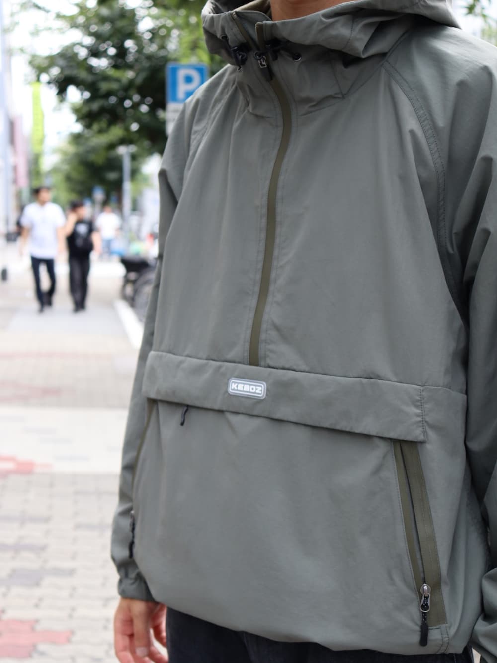 グレー系のパーカー、ブラック系のデニムパンツ、グレー系のニットキャップ/ビーニーを着用したメンズの秋コーディネートの3枚目の写真