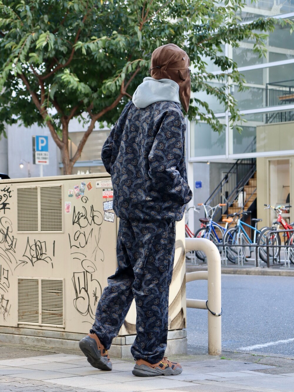 ブルー系のブルゾン、グレー系のパーカー、ブルー系のその他パンツを着用したメンズの冬コーディネートの2枚目の写真