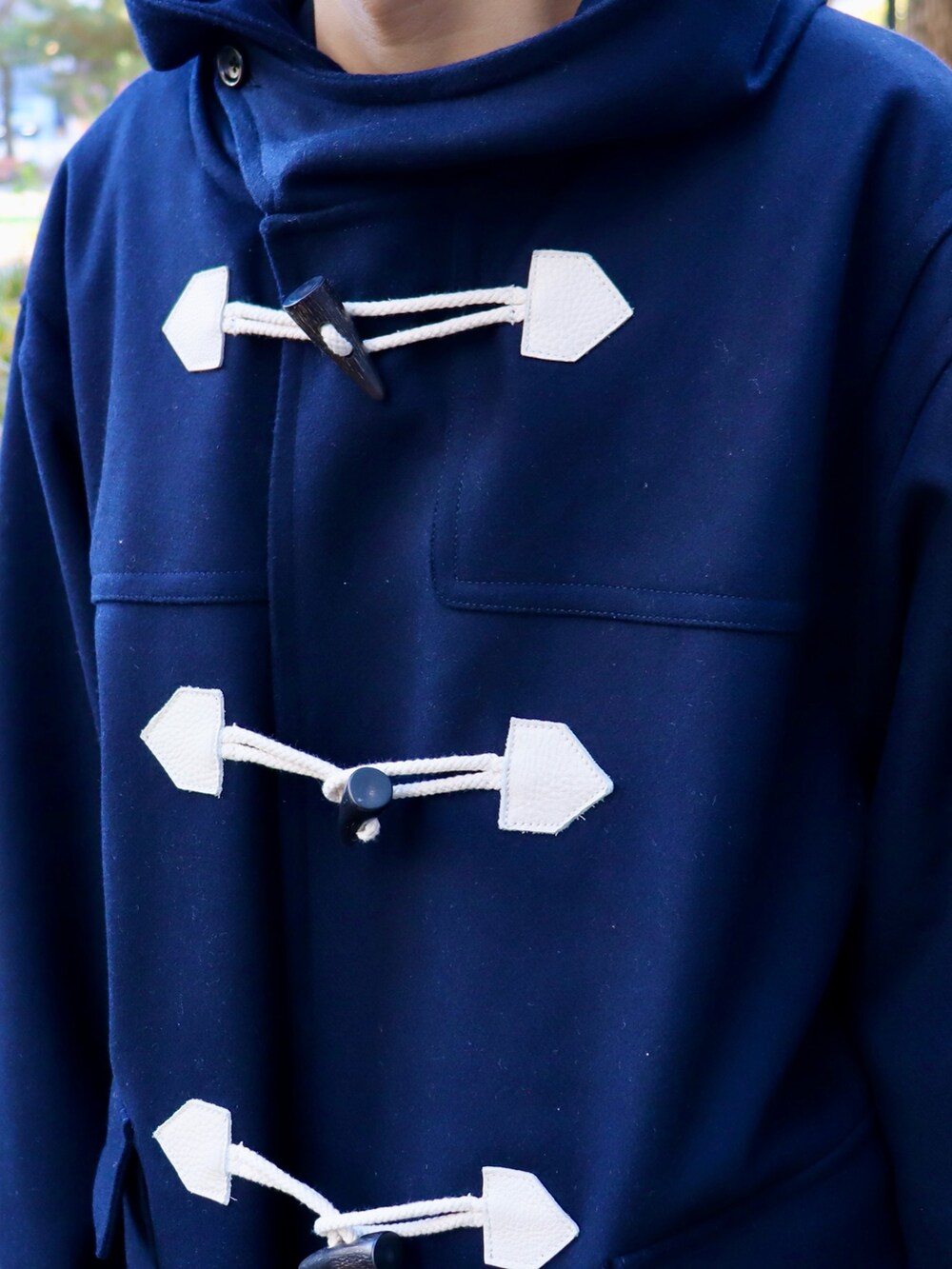 「冬コーデ、ロングコート、クリスマスに着たい服、モノトーンコーデ、冬」｜「KEBOZのDUFFLE COAT（ダッフルコート、ブルー系）」を使った、kouketsutomoyaさん（メンズ・180cm）の冬コーディネートの3枚目の写真