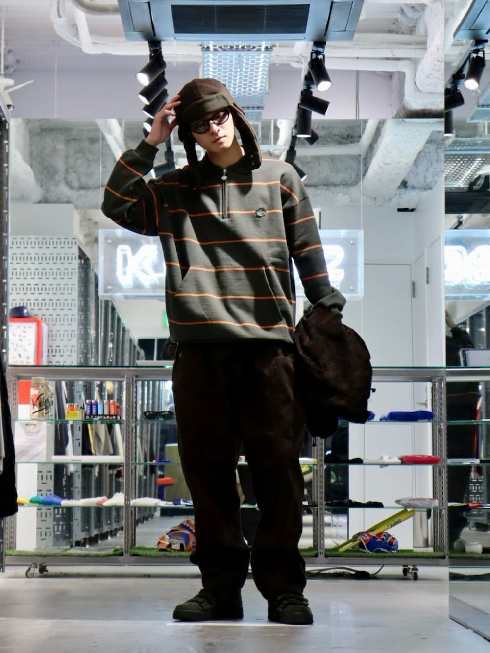 グリーン系のスウェット、ブラウン系のブルゾン、ブラウン系のハットを着用したメンズの冬コーディネートの3枚目の写真