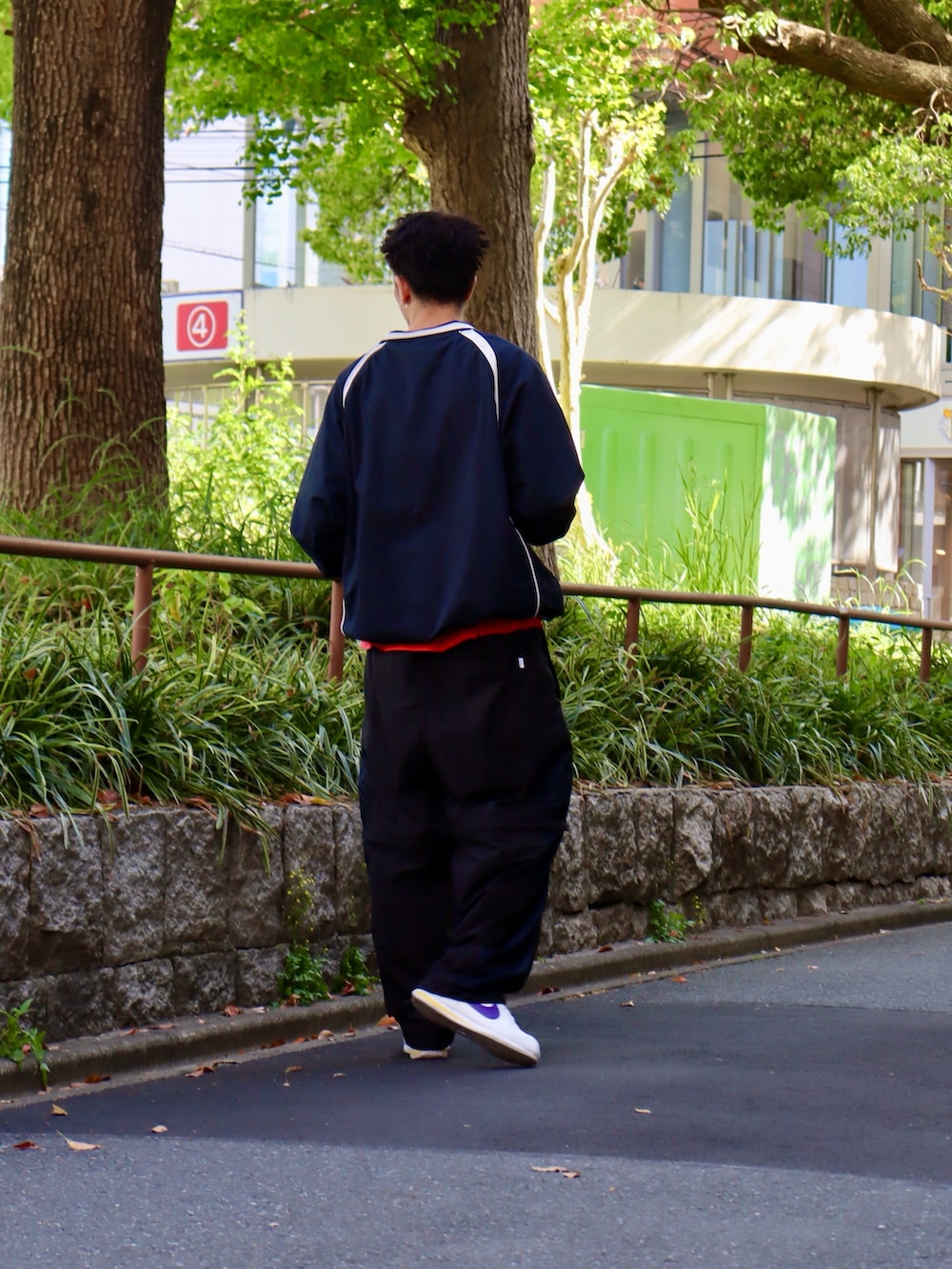 「大人カジュアル、スニーカー、お出かけコーデ、オトナカジュアル、ラフコーデ、レイヤードスタイル、シンプルスタイル、春服、ラフ、休日スタイル、シンプル、ビッグシルエット、春夏コーデ、春コーデ、スポーツミックス」｜「KEBOZのKEBOZ EXCLUSIVE NEWERA RC 59FIFTY ATLANTA BRAVES（キャップ、レッド系）」を使った、kouketsutomoyaさん（メンズ・180cm）の春コーディネートの2枚目の写真