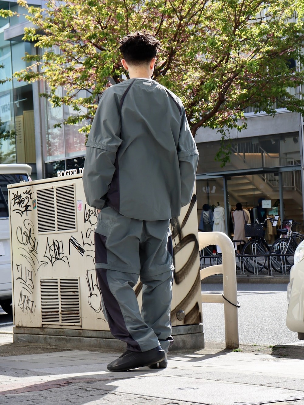 「スカーフ、ハーフパンツ、春色、春めき満開コーデ、お出かけコーデ、シンプルコーデ、春コーデ、春服、初春コーデ、休日スタイル」｜「KEBOZのSUPPLEX CONVERTIBLE SIDE MESH BASEBALL SHIRT（シャツ/ブラウス、グレー系）」を使った、kouketsutomoyaさん（メンズ・180cm）の春コーディネートの3枚目の写真