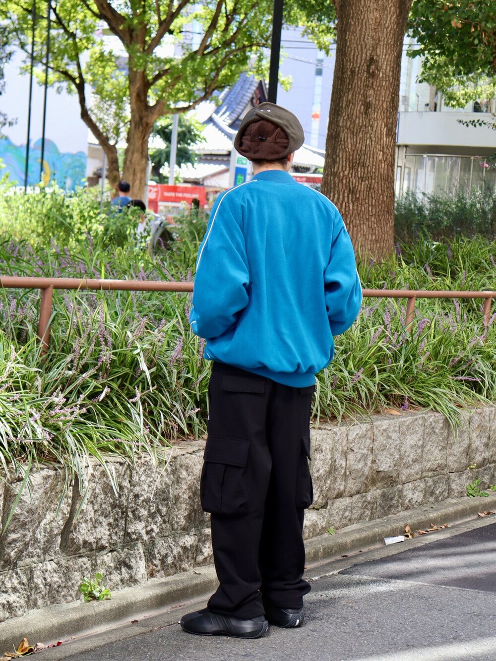 ブルー系のスタジャン、ブラック系のスウェットパンツ、ブラック系のTシャツ/カットソーを着用したメンズの秋コーディネートの4枚目の写真