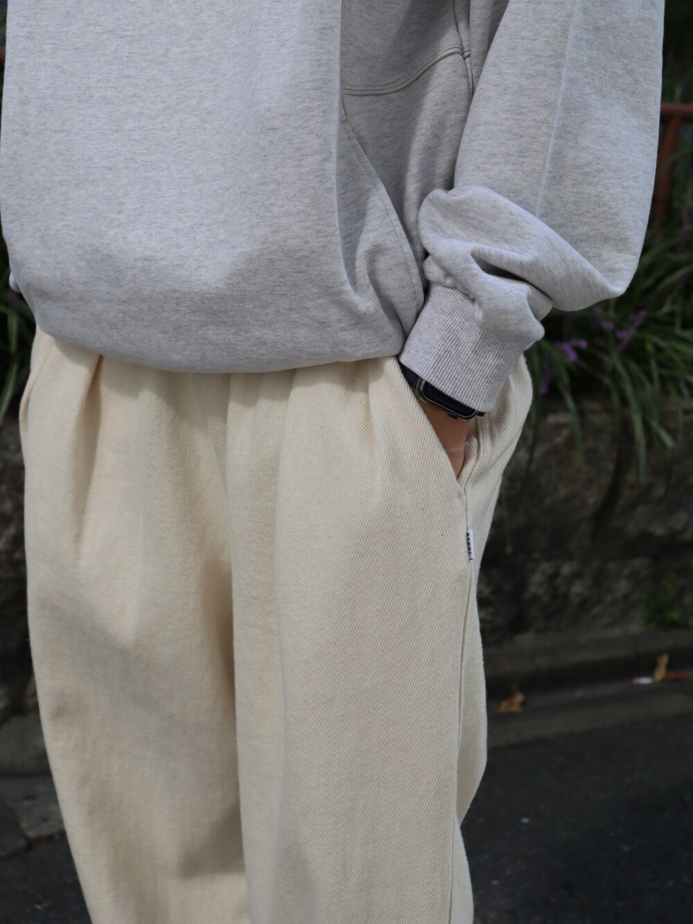 「淡色コーデ、オトナカジュアル、秋のコーデ」｜「KEBOZのPIPING HALF ZIP SWEAT PULLOVER（スウェット、グレー系）」を使った、kouketsutomoyaさん（メンズ・180cm）の秋コーディネートの4枚目の写真