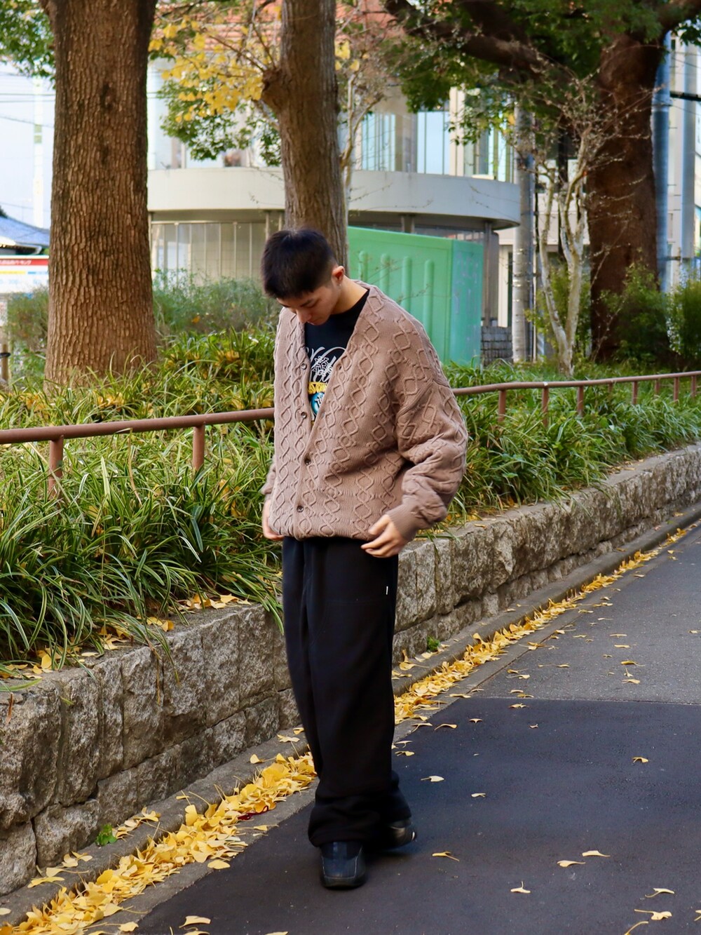 ブラック系のスウェット、ブラウン系のカーディガン/ボレロ、ブラック系のその他パンツを着用したメンズの冬コーディネートの2枚目の写真