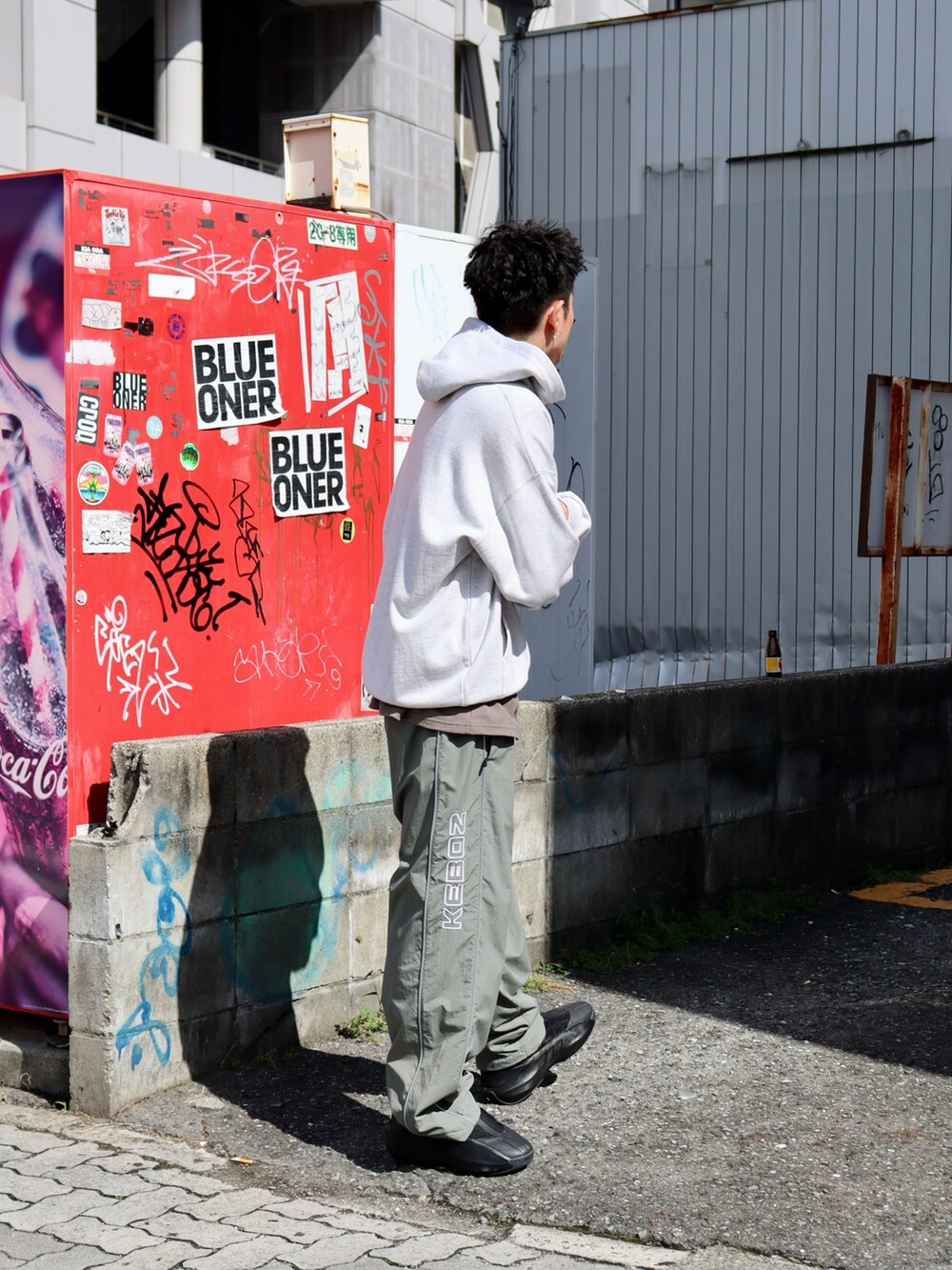 グレー系のパーカー、ブラウン系のTシャツ/カットソー、グレー系のその他パンツを着用したメンズの秋コーディネートの2枚目の写真