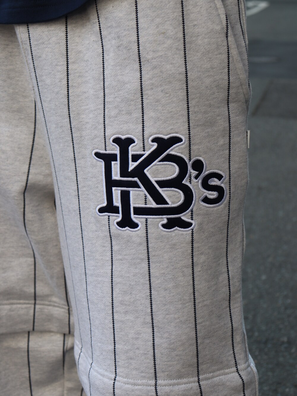「チェックパンツ、カジュアルコーデ、スウェットパンツ、ストリートコーデ、スウェット」｜「KEBOZのEFG COTTON BEANIE（ニットキャップ/ビーニー、パープル系）」を使った、kouketsutomoyaさん（メンズ・180cm）の冬コーディネートの5枚目の写真