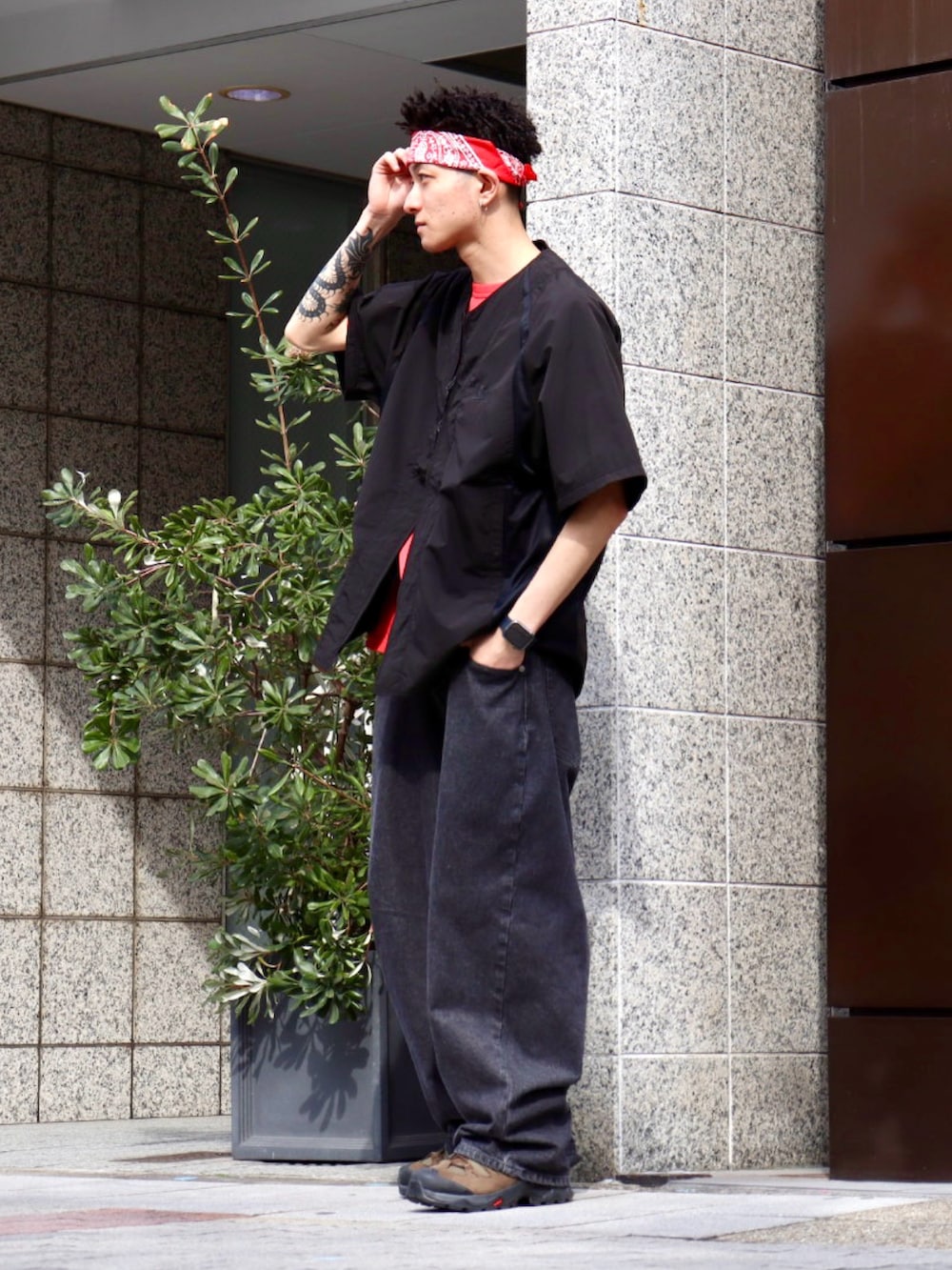 「スカーフ、春色、春めき満開コーデ、お出かけコーデ、大人カジュアル、シンプルコーデ、春コーデ、春服、シャツスタイル、ワイドデニム、ブラックデニム、ブラックコーデ、ブラック、デニム」｜「KEBOZのBB LOGO S/S TEE（Tシャツ/カットソー、レッド系）」を使った、kouketsutomoyaさん（メンズ・180cm）の春コーディネートの2枚目の写真