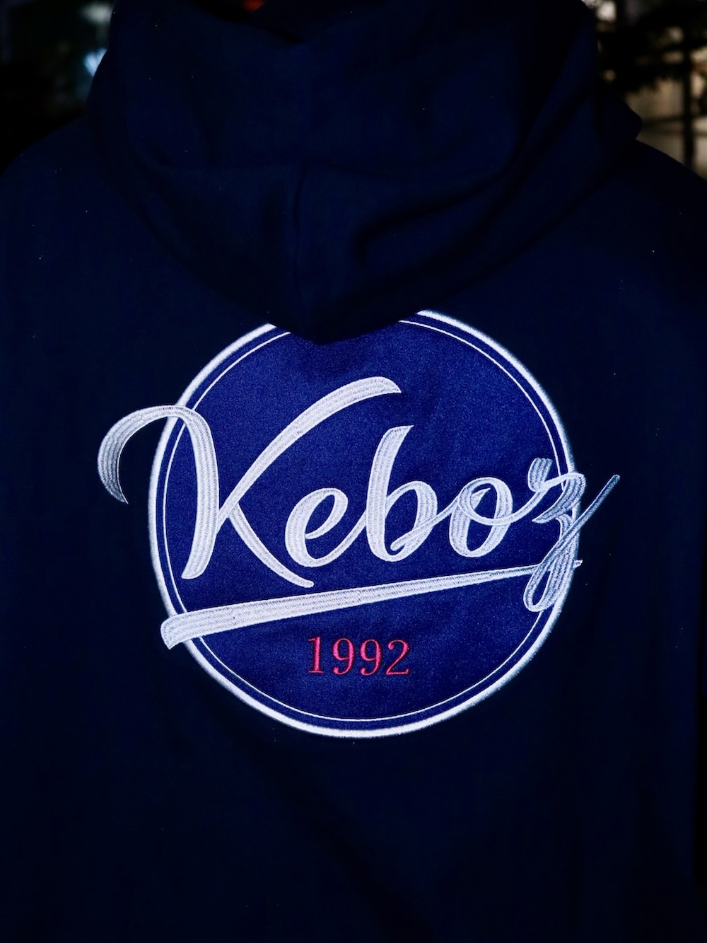 ブラック系のパーカーを着用したメンズの秋コーディネートの3枚目の写真