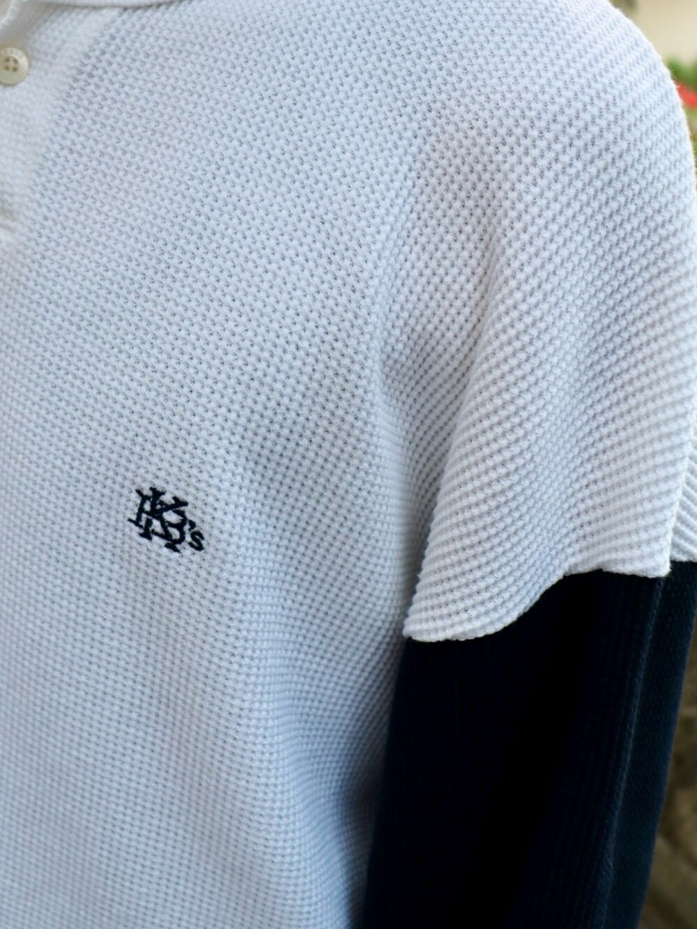ホワイト系のTシャツ/カットソー、ブルー系のその他パンツを着用したメンズの秋コーディネートの4枚目の写真