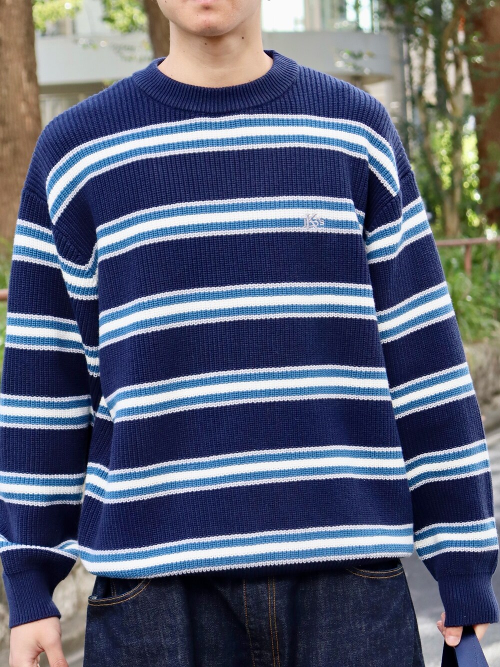 ブルー系のニット/セーター、ブルー系のキャップを着用したメンズの冬コーディネートの4枚目の写真