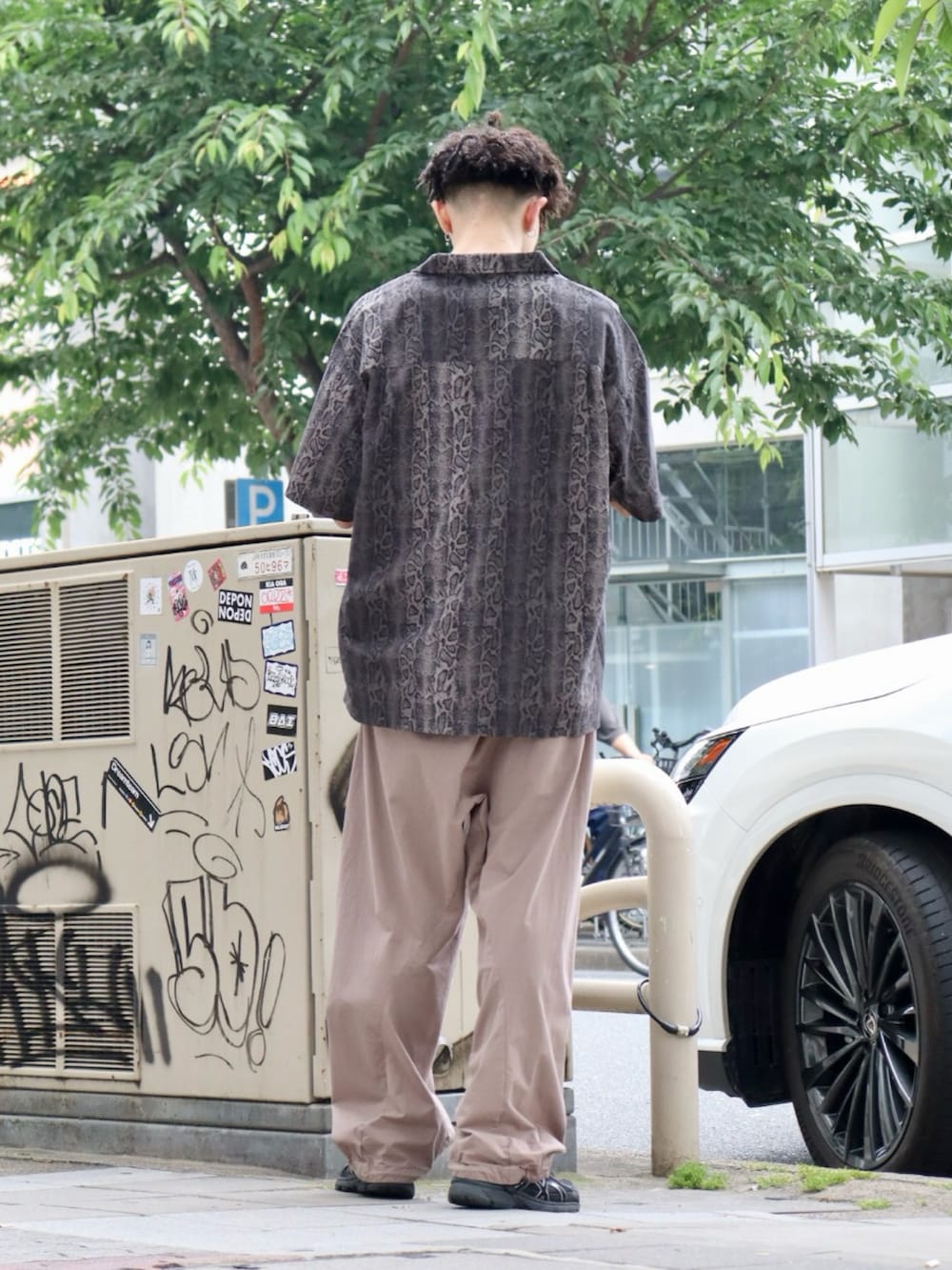 「柄シャツ、お出かけコーデ、春夏コーデ、ゆるコーデ、ベージュ」｜「KEBOZのCURVE PANTS（その他パンツ、グレー系）」を使った、kouketsutomoyaさん（メンズ・180cm）の夏コーディネートの3枚目の写真