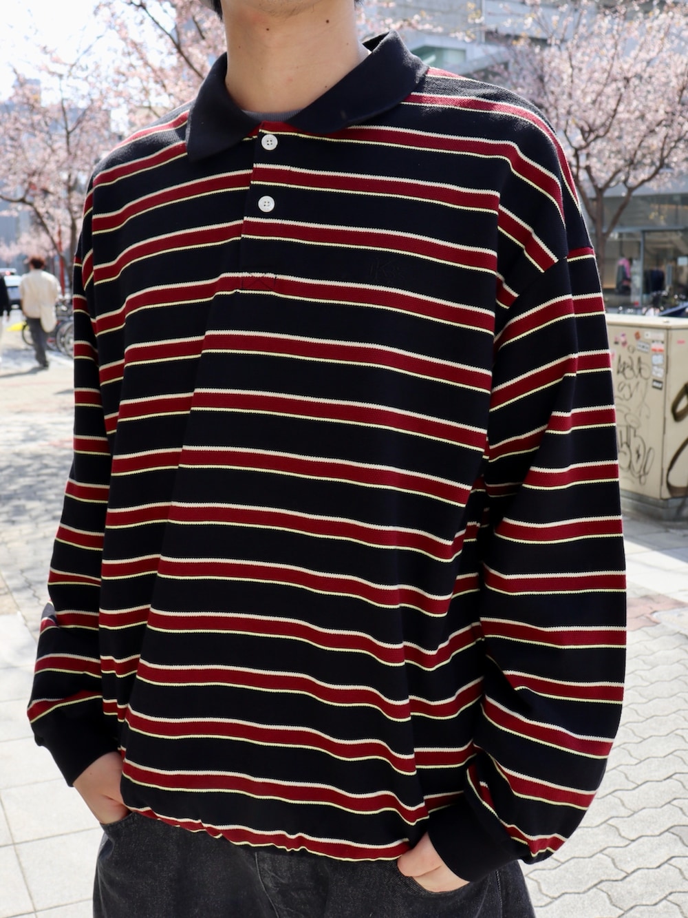 「スポーツミックス、春コーデ、大人コーデ、春服コーデ、メンズコーデ、シンプルスタイル、春夏コーデ、ワイドデニム、デニム、お出かけコーデ、シャツコーデ」｜「KEBOZのEFG SNAPBACK CAP 4（キャップ、レッド系）」を使った、kouketsutomoyaさん（メンズ・180cm）の春コーディネートの2枚目の写真