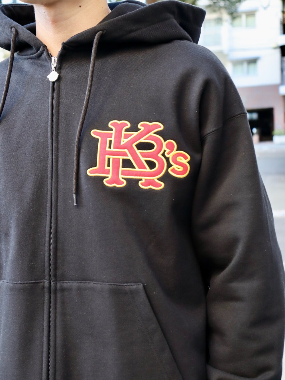 「休日スタイル、キャップ、春服、ストリートコーデ、春、ストリート、ブラック」｜「KEBOZのEFG 6 PANNEL CAP（キャップ、ベージュ系）」を使った、kouketsutomoyaさん（メンズ・180cm）の冬コーディネートの3枚目の写真