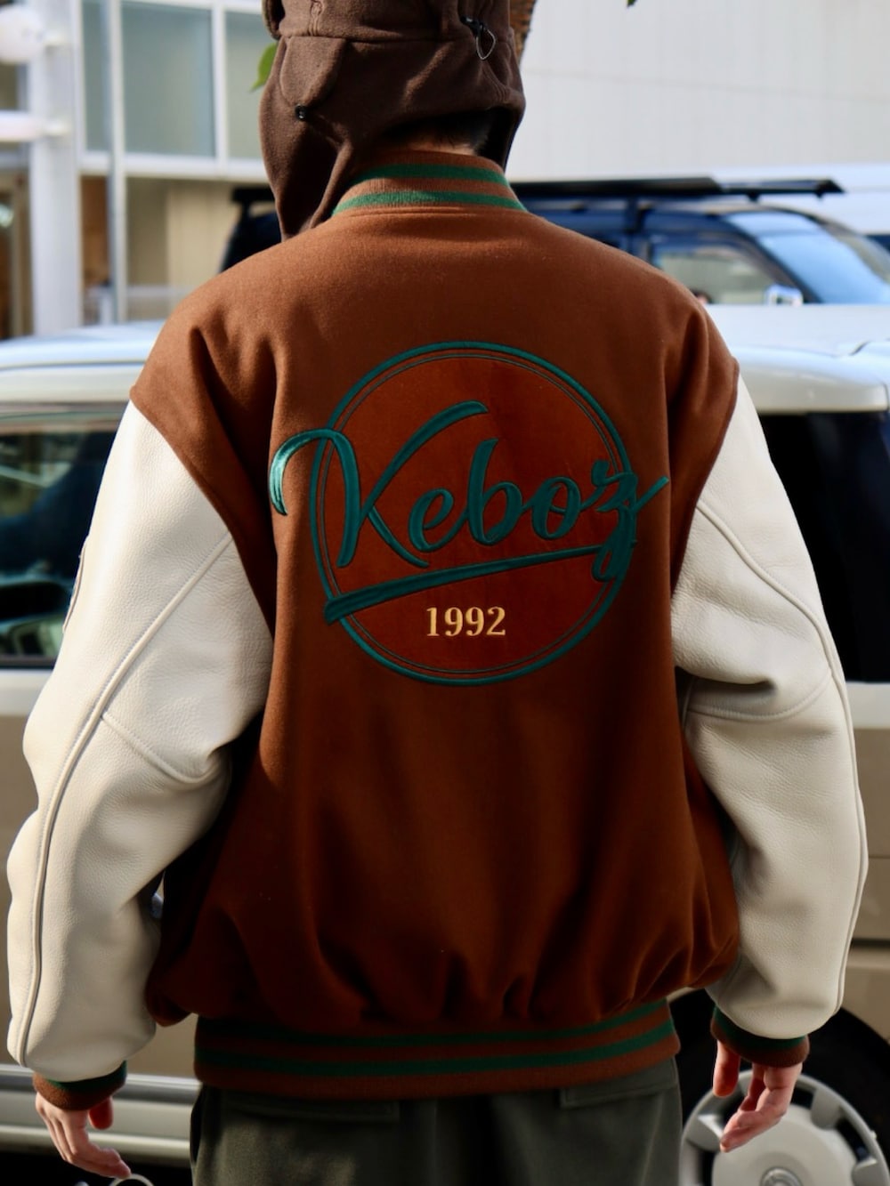 ブラウン系のスタジャン、グリーン系のスウェットパンツ、ブラウン系のハットを着用したメンズの秋コーディネートの5枚目の写真