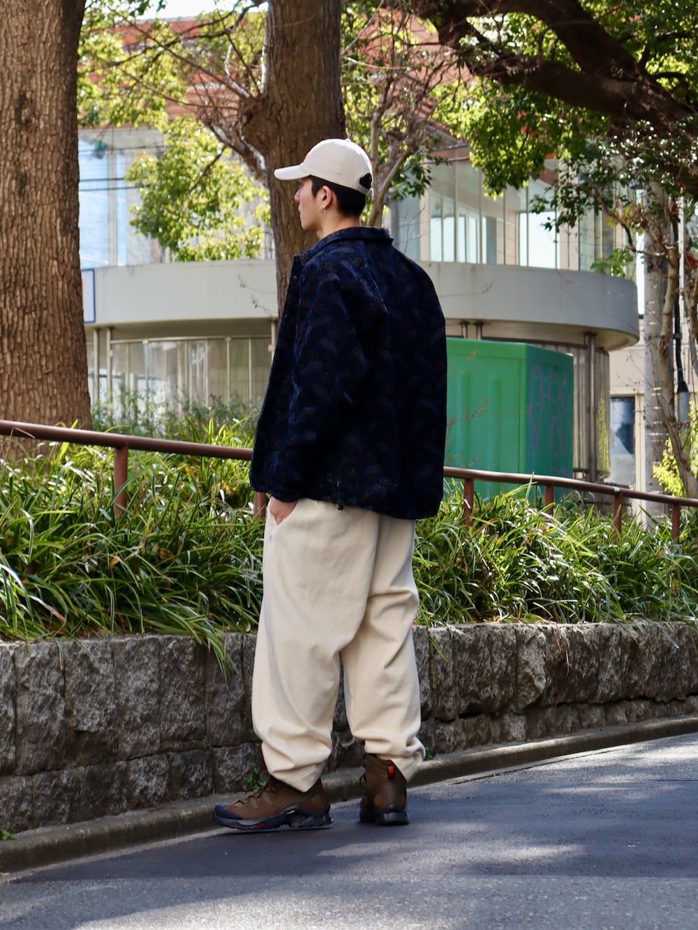 「休日スタイル、カジュアルスタイル、春、お出かけコーデ、デニム、春服、ロンT、アウター、ベージュ」｜「KEBOZのEFG 6 PANNEL CAP（キャップ、ベージュ系）」を使った、kouketsutomoyaさん（メンズ・180cm）の冬コーディネートの2枚目の写真