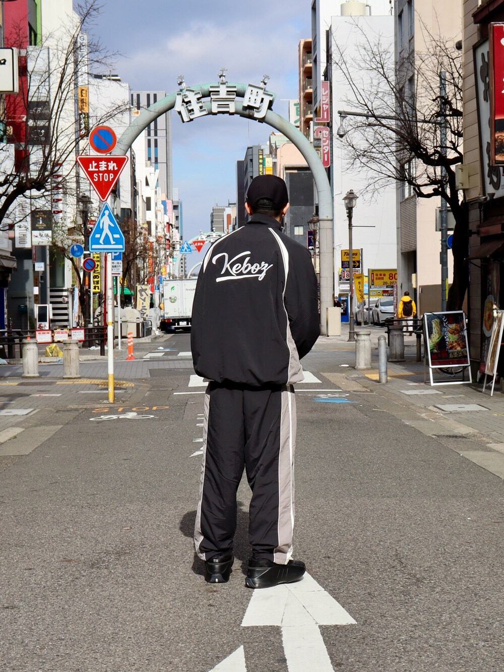 ブラック系のナイロンジャケット、ブラック系のその他パンツ、ブラック系のキャップを着用したメンズの冬コーディネートの4枚目の写真